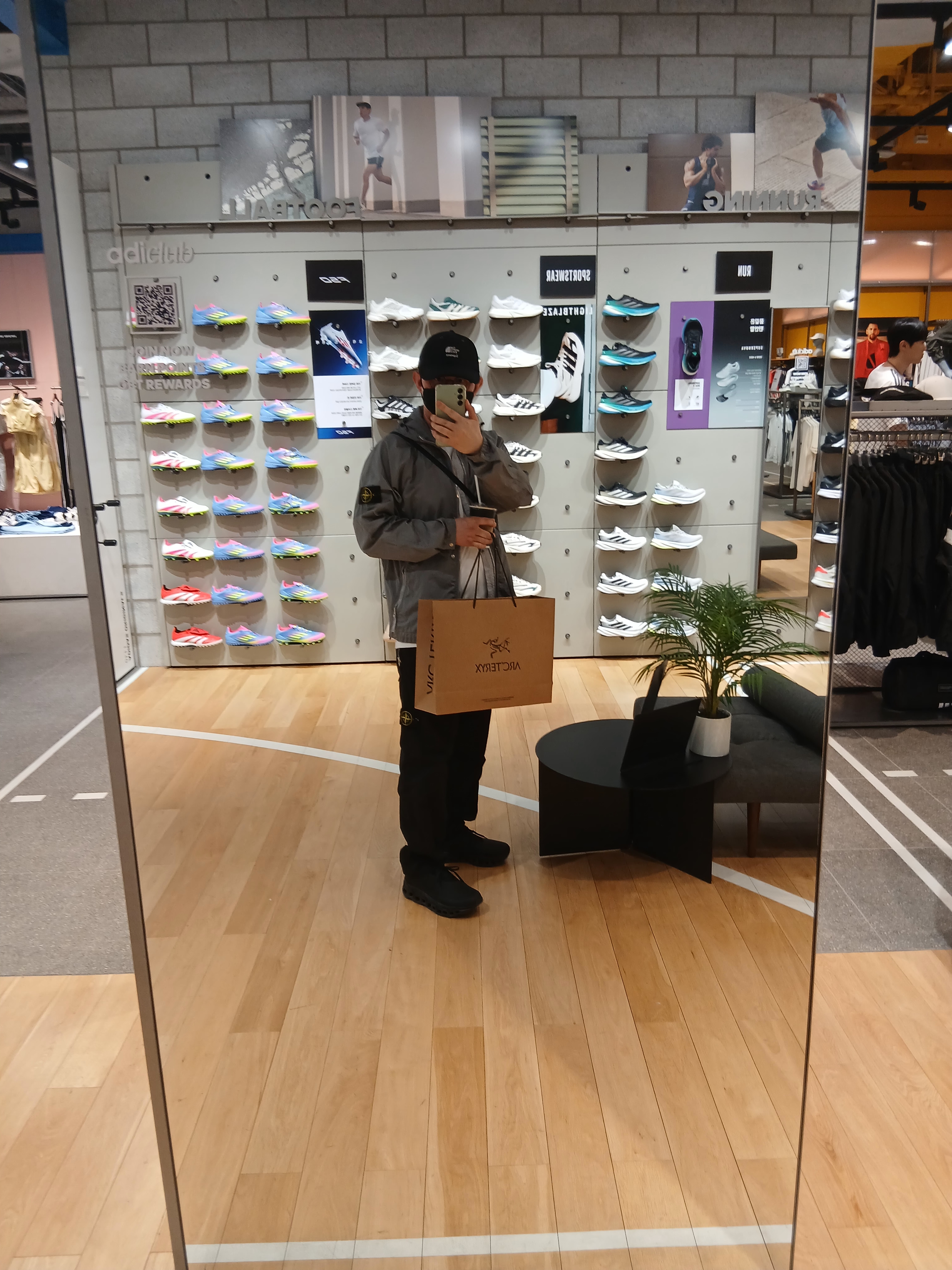 Supreme x The North Face Split 6-Panel Black - 24SS, Wooyoungmi Cotton Back Logo T-Shirt White - 24SS 착용 스타일 - 2