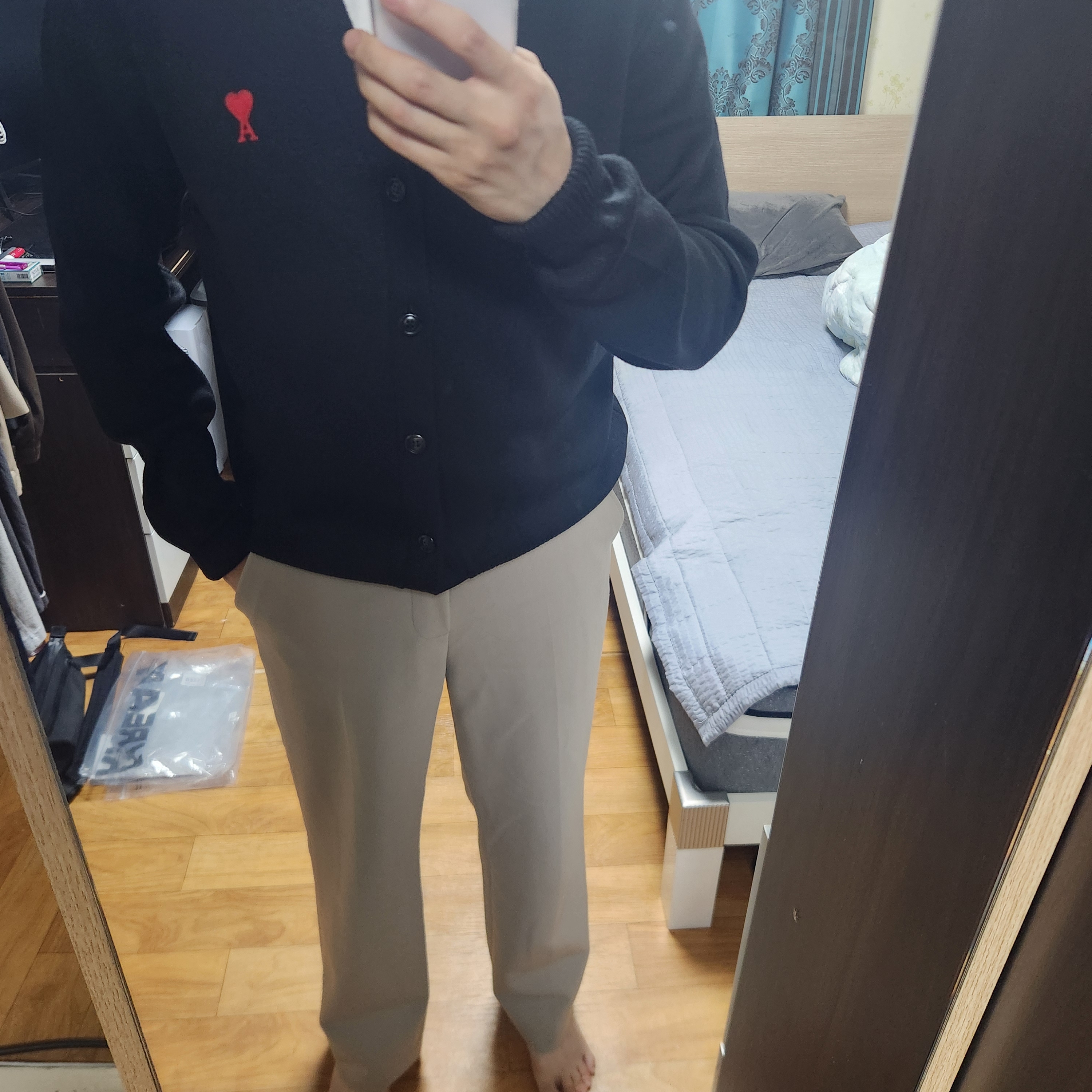 AMI de Coeur Wool Cardigan Black 착용 스타일