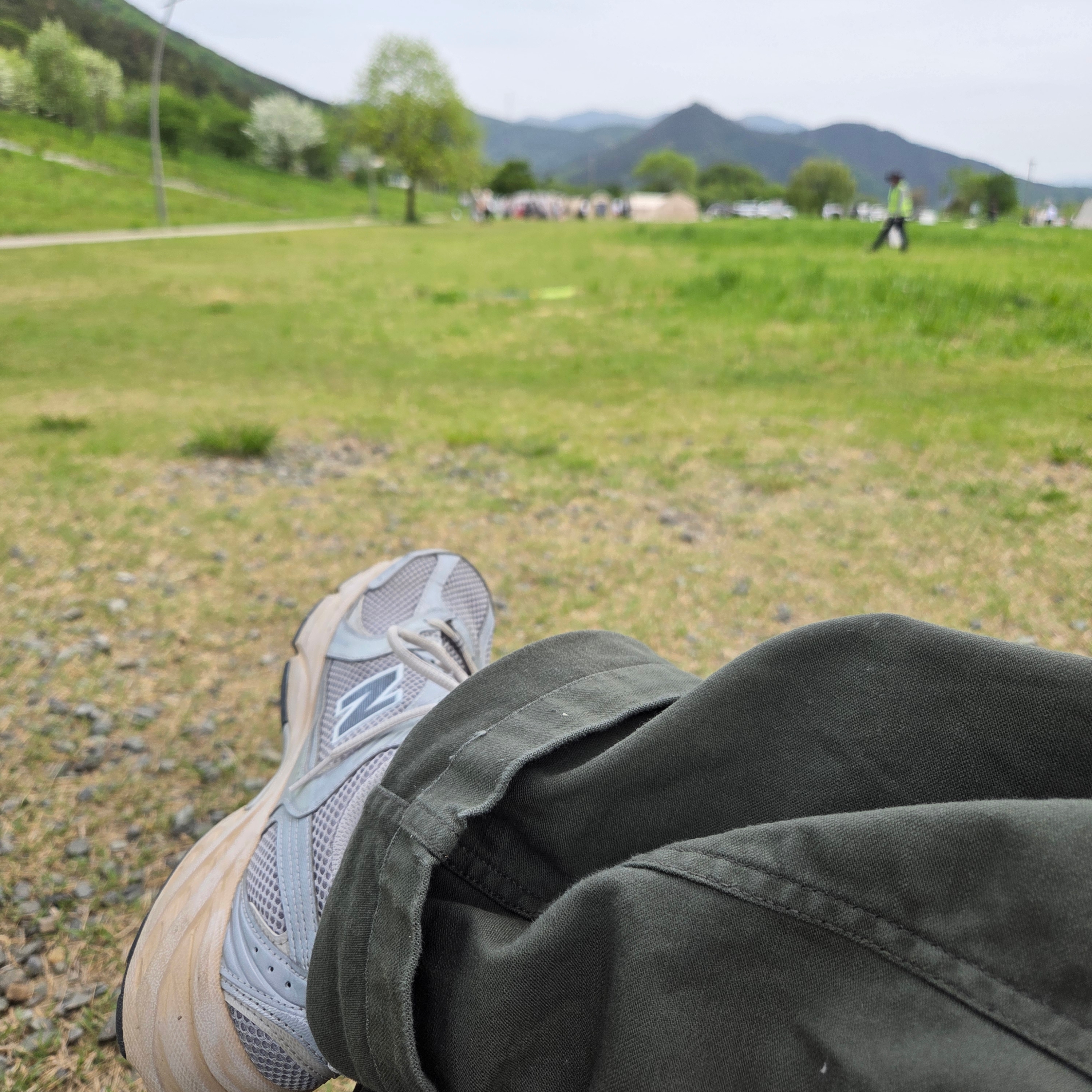 New Balance 530 Vintage Metallic Silver 착용 스타일