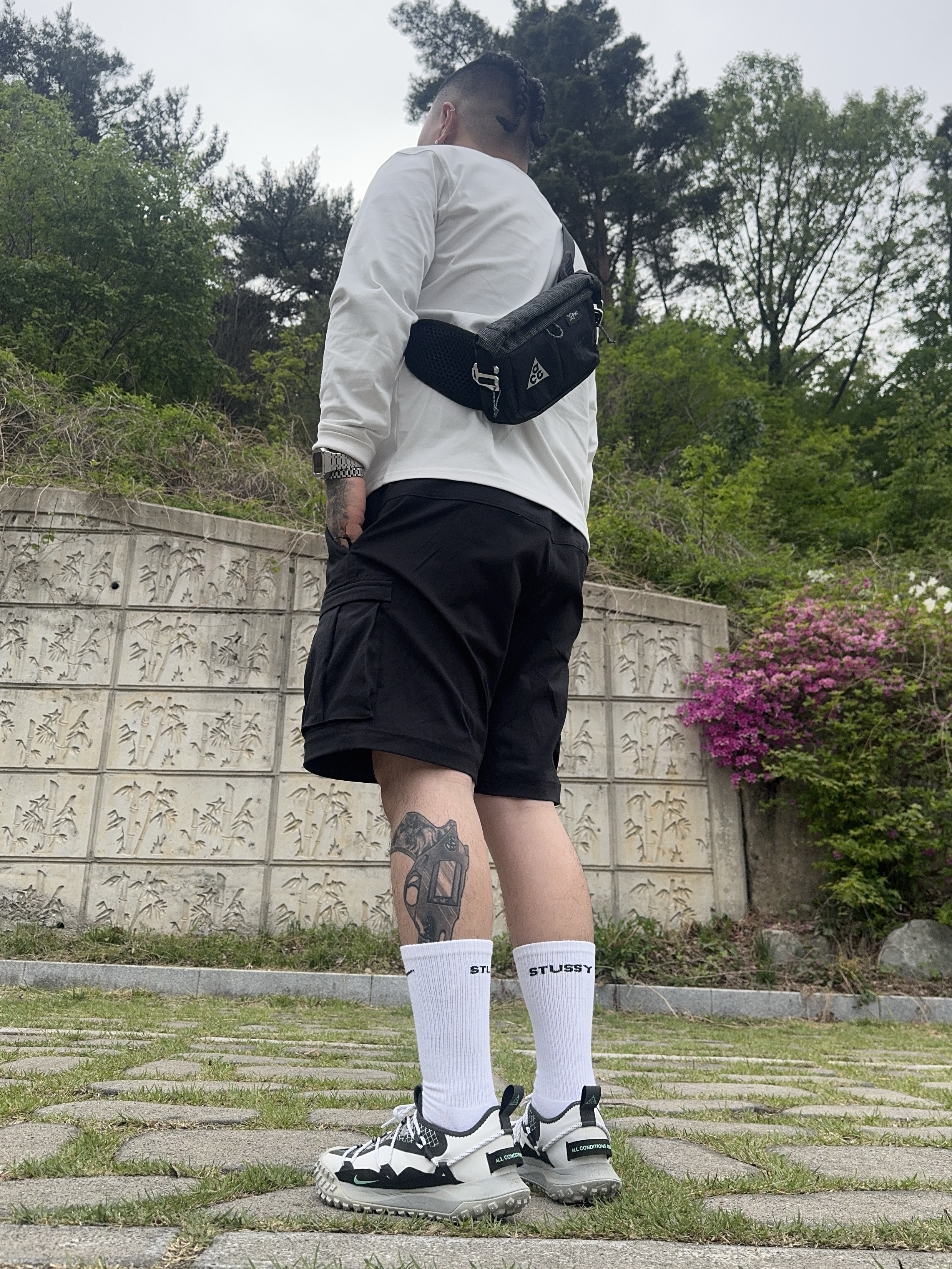 Nike ACG Mountain Fly Low SE White and Black, Nike ACG Lungs Long Sleeve T-Shirt Summit White - Asia 착용 스타일
