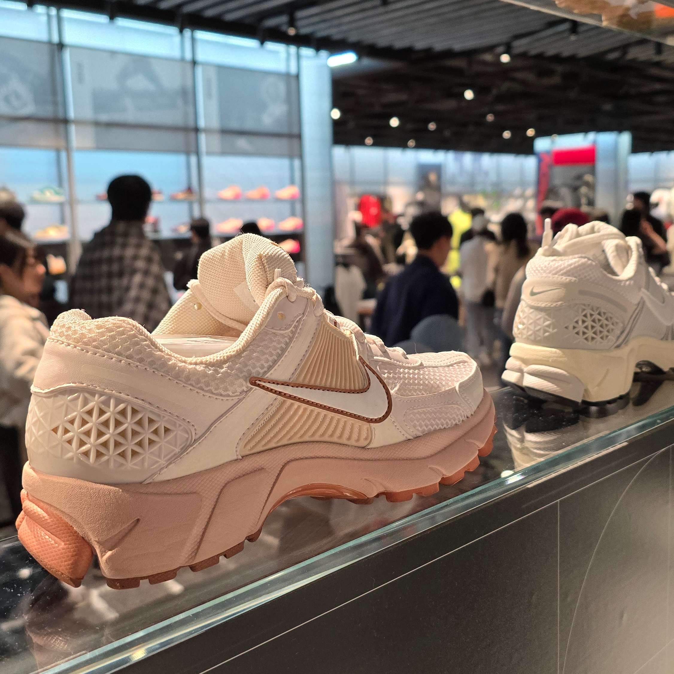 (W) Nike Zoom Vomero 5 Phantom Particle Beige 착용 스타일