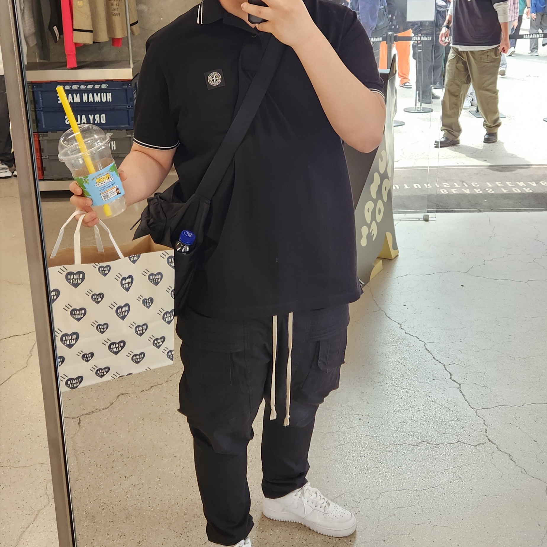 Stone Island 22002SC Organic Cotton Elastane Pique Patch Slim Fit  Polo Shirt Black - 25SS, Rick Owens Drkshdw Lido Creatch Cargo Drawstring Pants in Stretch Denim Black 착용 스타일