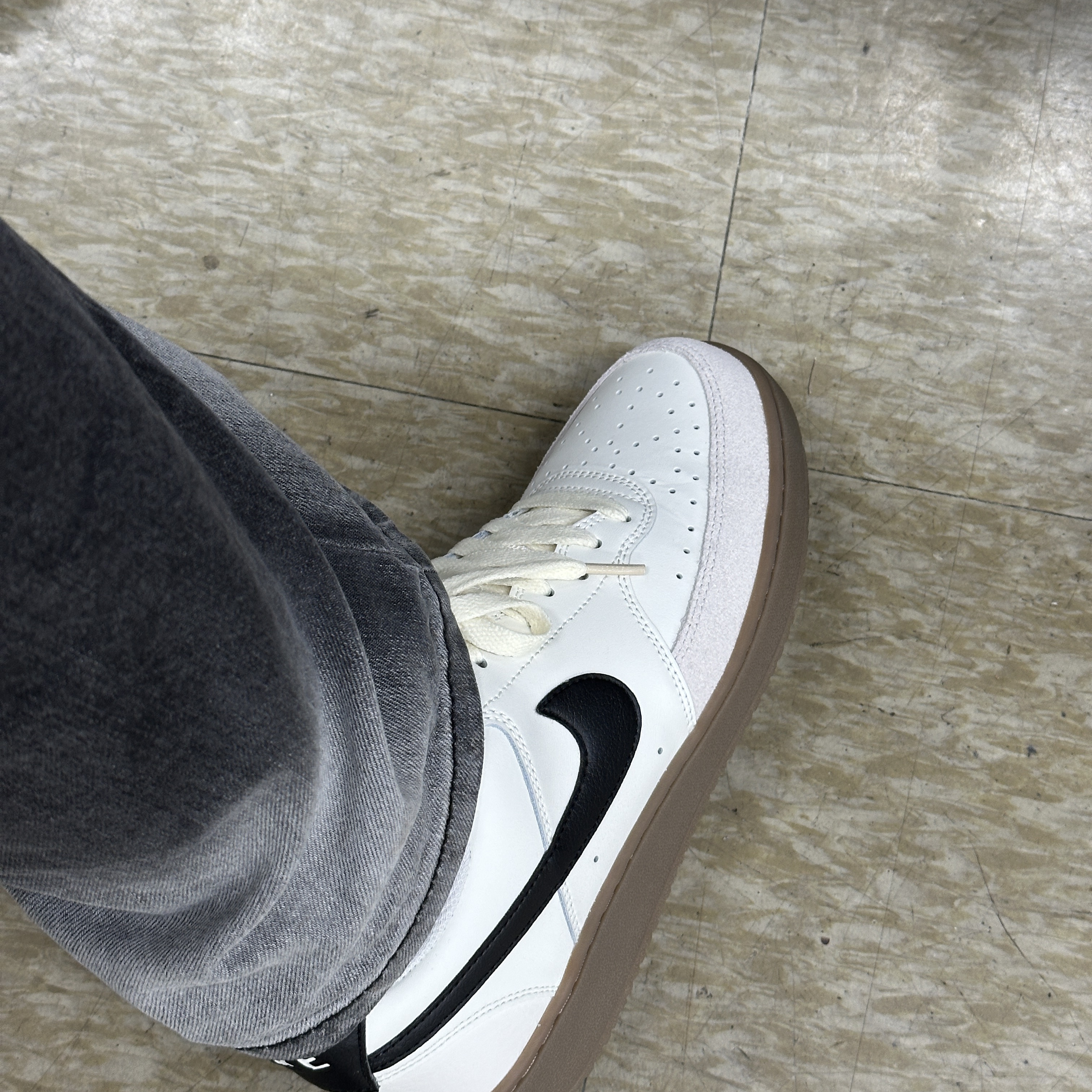 Nike Court Vision Low Sail Light Orewood Brown 착용 스타일