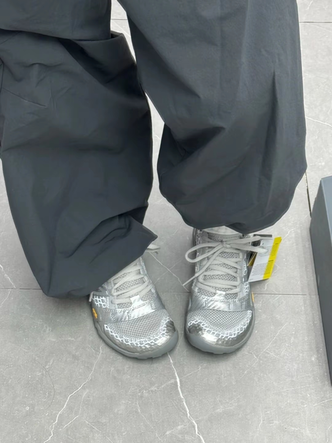 New Balance Minimus MT10O Slate Grey Silver Metallic 착용 스타일