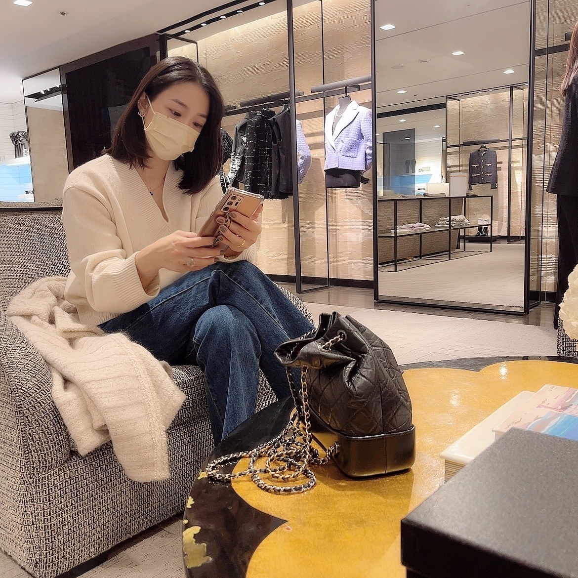 Chanel Small Gabrielle Backpack Aged Calfskin & Gold Silver Black 착용 스타일 - 1