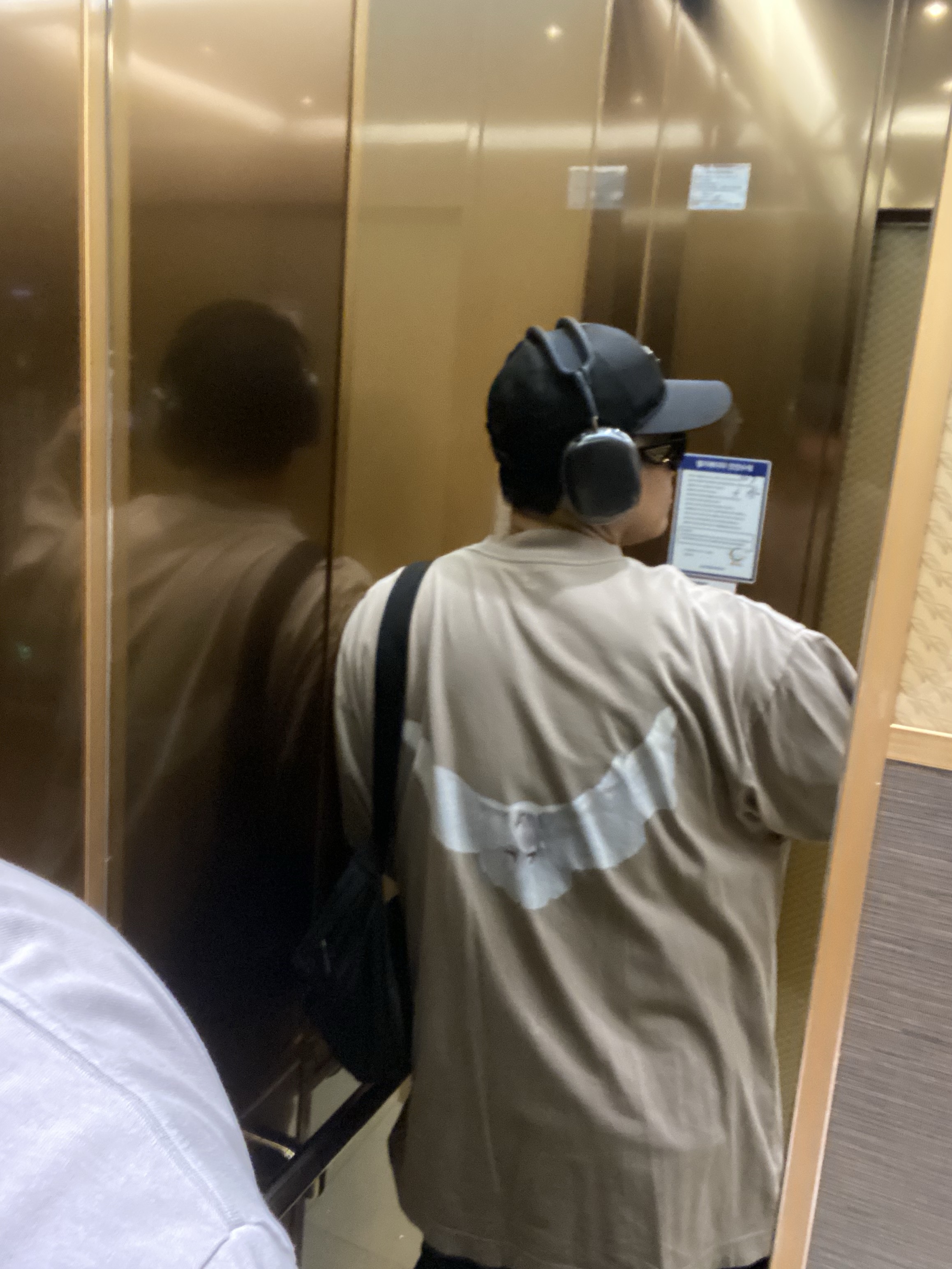 Apple AirPods Max USB C Midnight (Korean Ver.), Yeezy Gap Engineered By Balenciaga Dove Long Sleeve T-Shirt Beige 착용 스타일 - 2