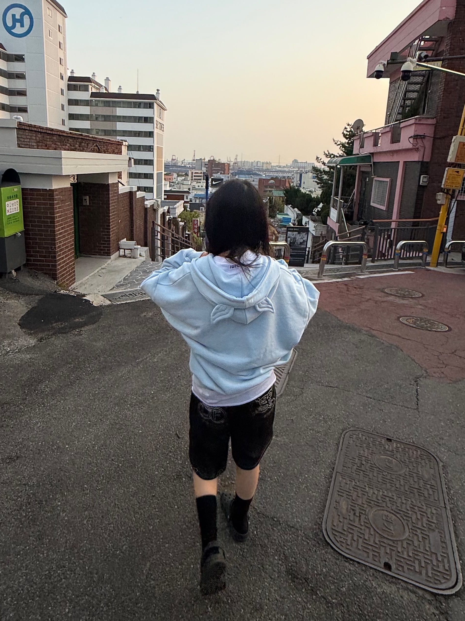 Yegg Wing hoodie  sky blue 착용 스타일 - 4