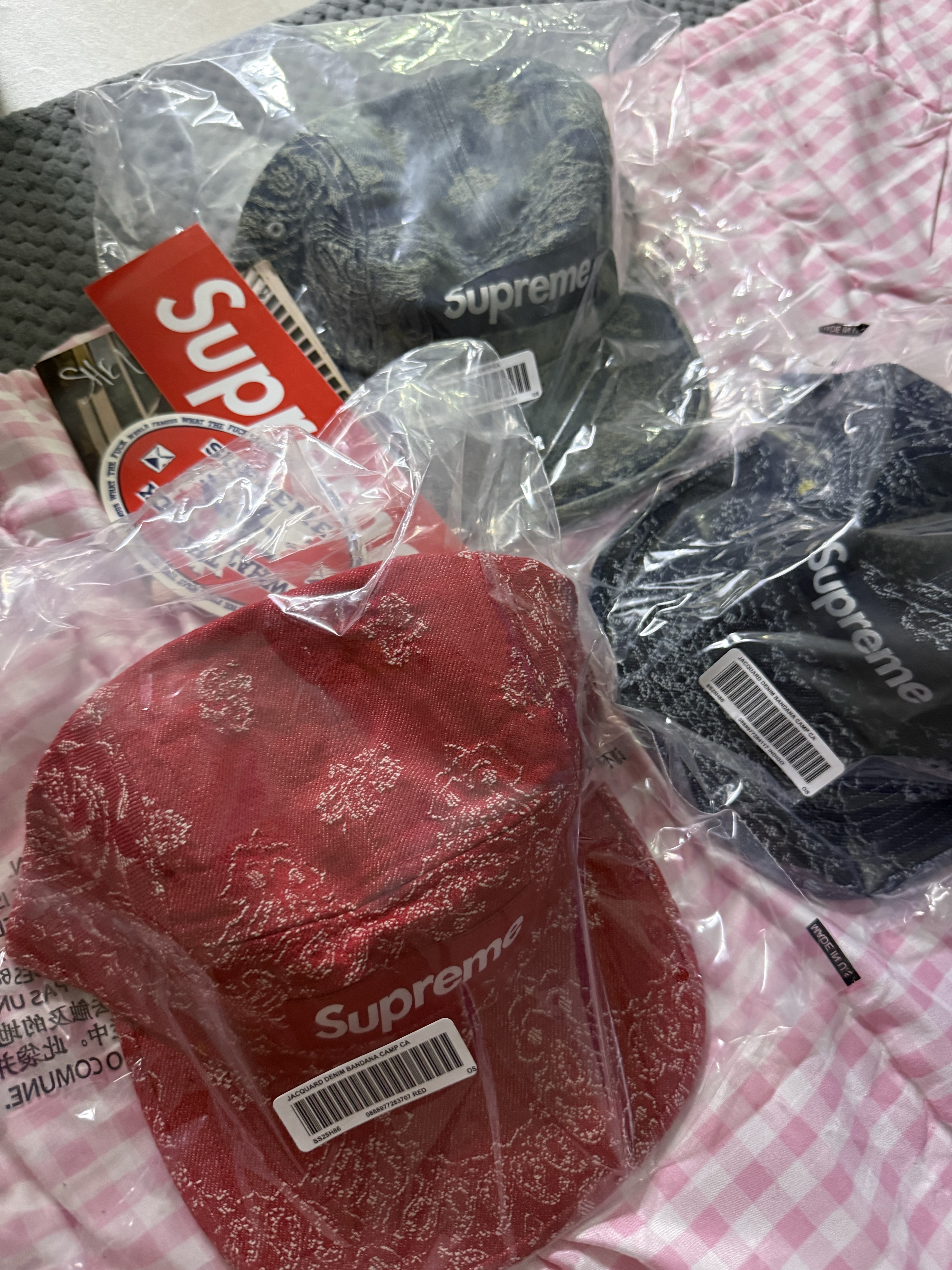 Supreme Bandana Jacquard Denim Camp Cap Red - 25SS, Supreme Bandana Jacquard Denim Camp Cap Blue - 25SS 착용 스타일