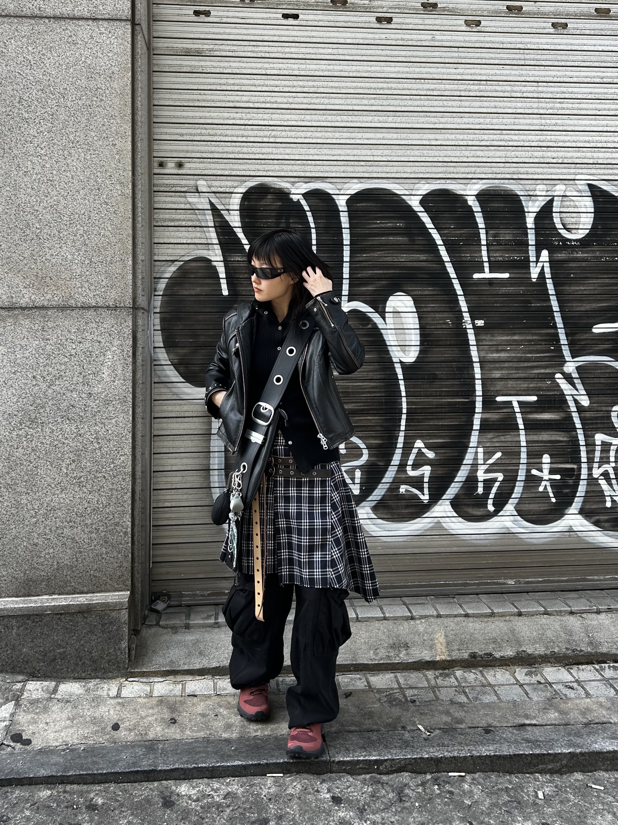 Vacant Archive Bella Wide Strap Hobo Bag Black, Vacant Archive Caesars Buckle Lap Skirt Navy 착용 스타일 - 1