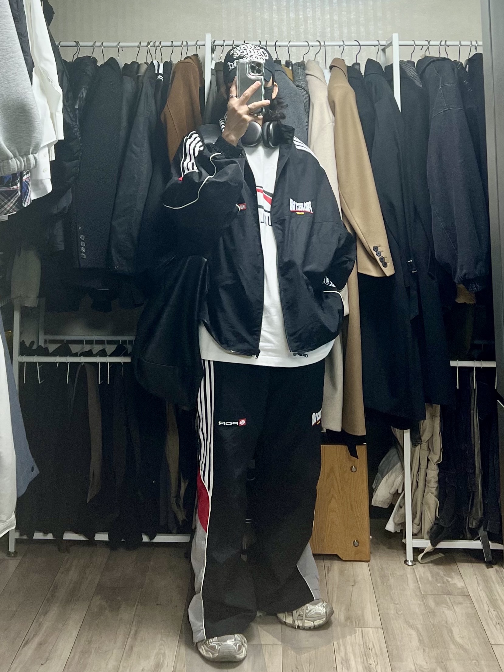 Balenciaga 3XL Sneakers Light Beige, Project G/R Upside Down Track Jacket Black 착용 스타일