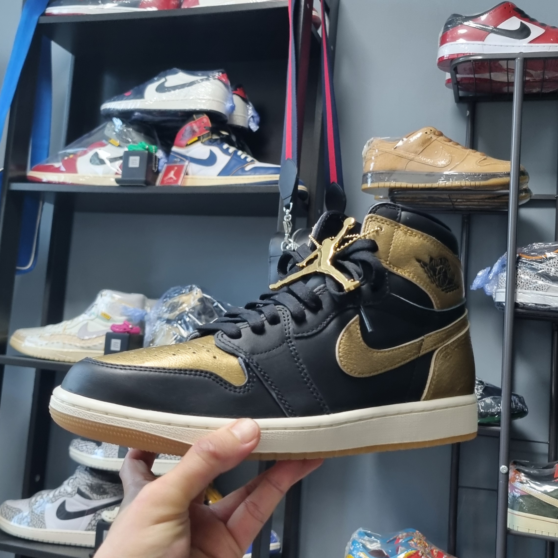 Jordan 1 Retro High OG Black and Gold 착용 스타일 - 1