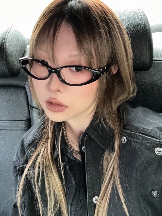 Gentle Monster x Maison Margiela MM213 Black Clear 착용 스타일 - 2