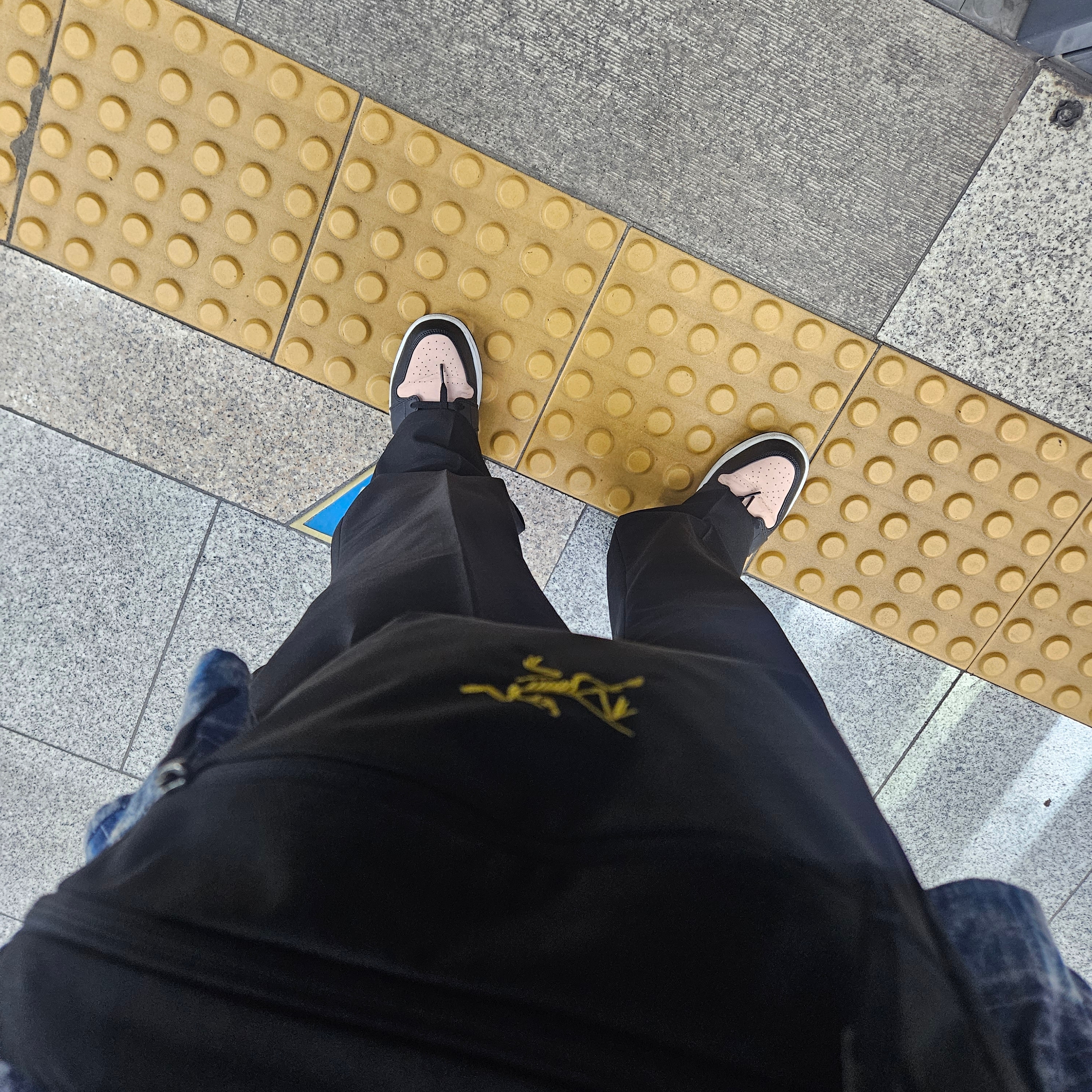 Arc'teryx Mantis 2 Waistpack 24K Black 착용 스타일