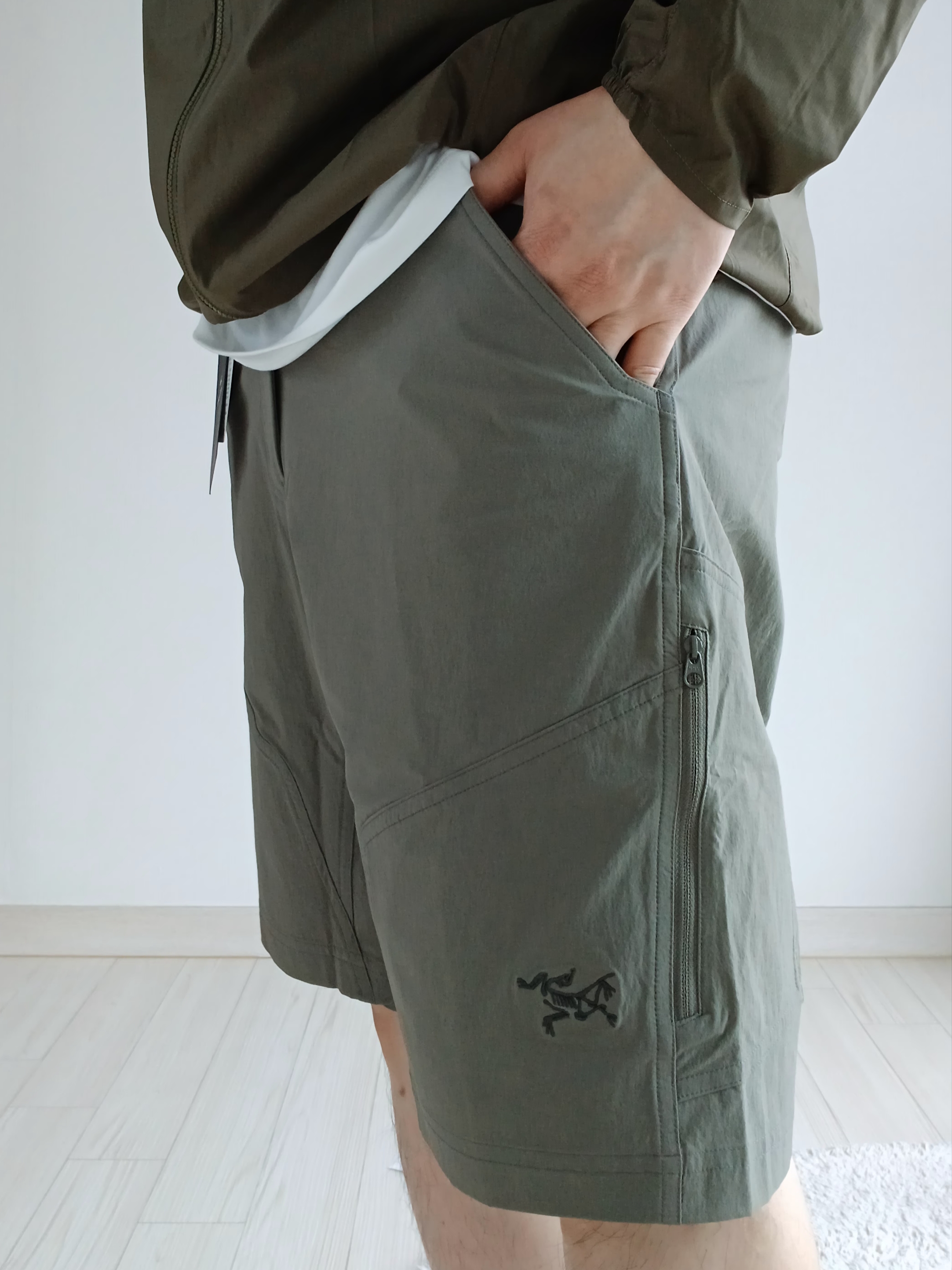 Arc'teryx Squamish Hoody Tatsu, Arc'teryx Kragg SL Cotton LS Shirt White Light 착용 스타일 - 2