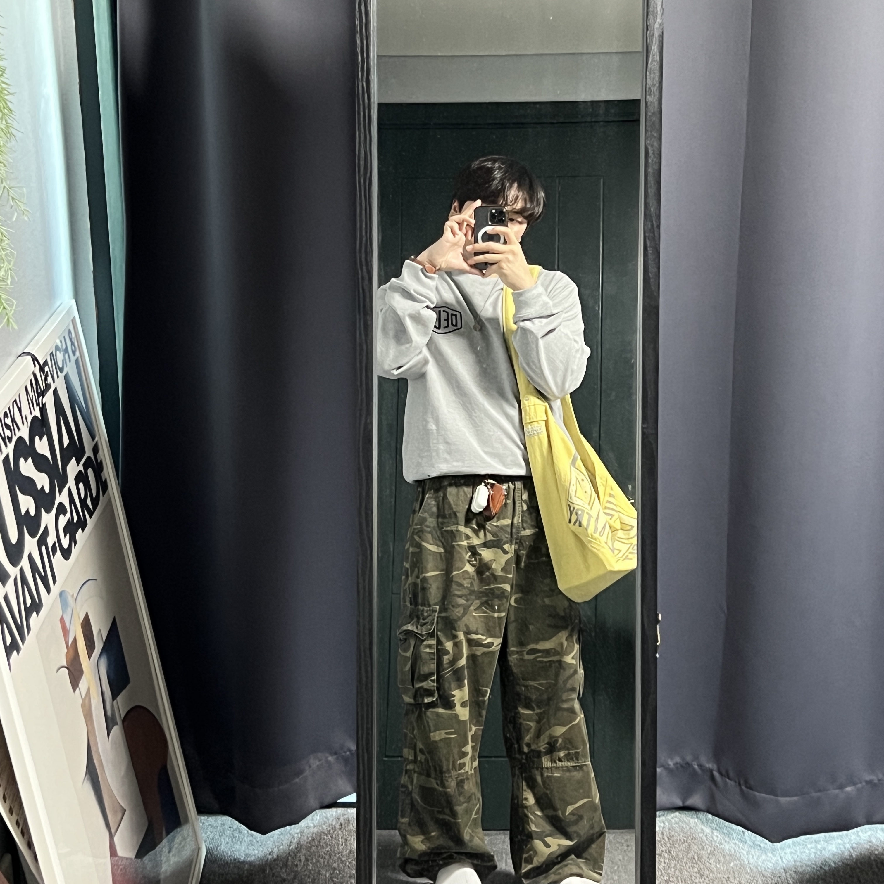 Deus Ex Machina Seoul College Long Sleeve T-Shirt Grey Marle, Kapital Canvas Newspaper Bag Guiding Light Light Yellow 착용 스타일