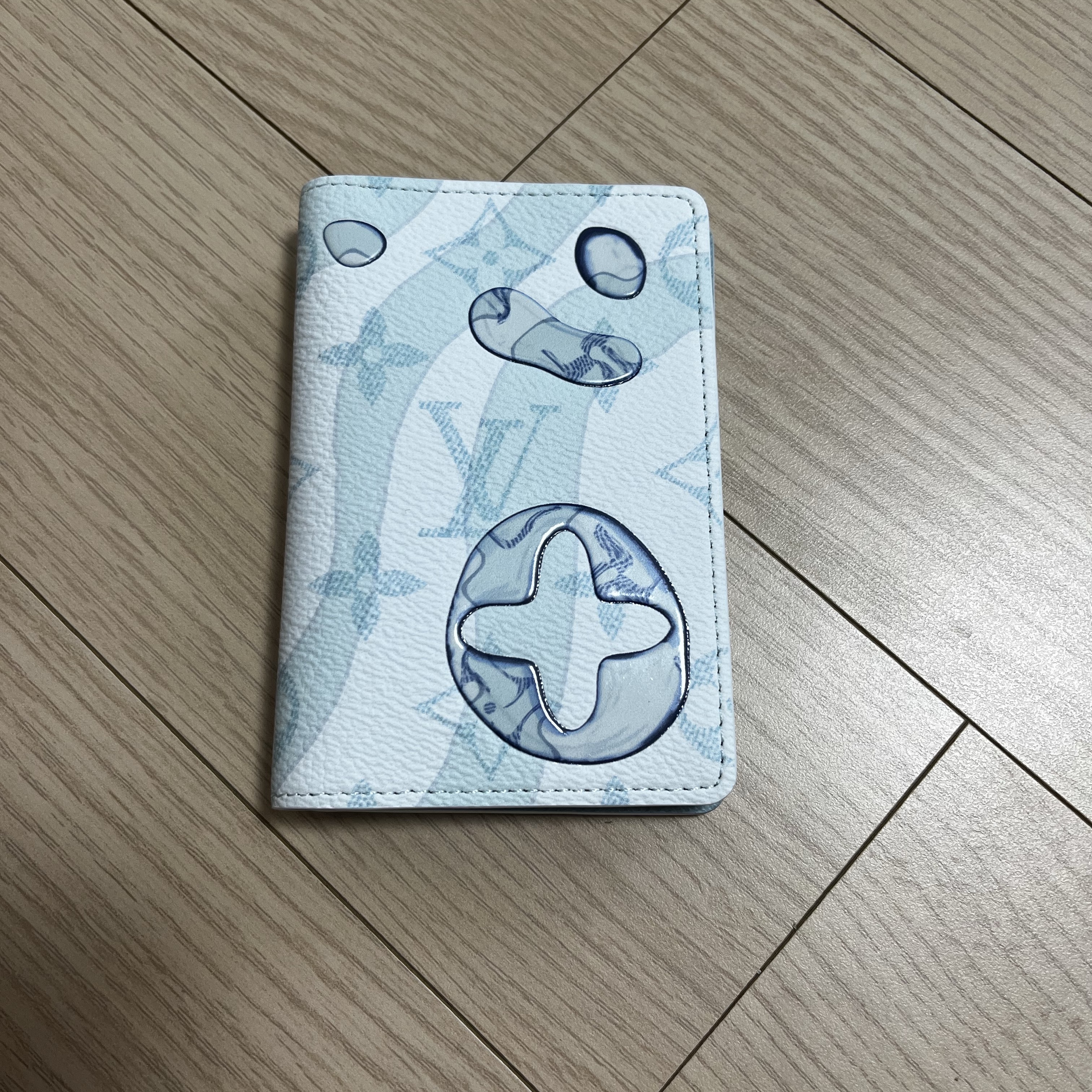 Louis Vuitton Pocket Organizer Monogram Aquagarden Crystal Blue 착용 스타일 - 2