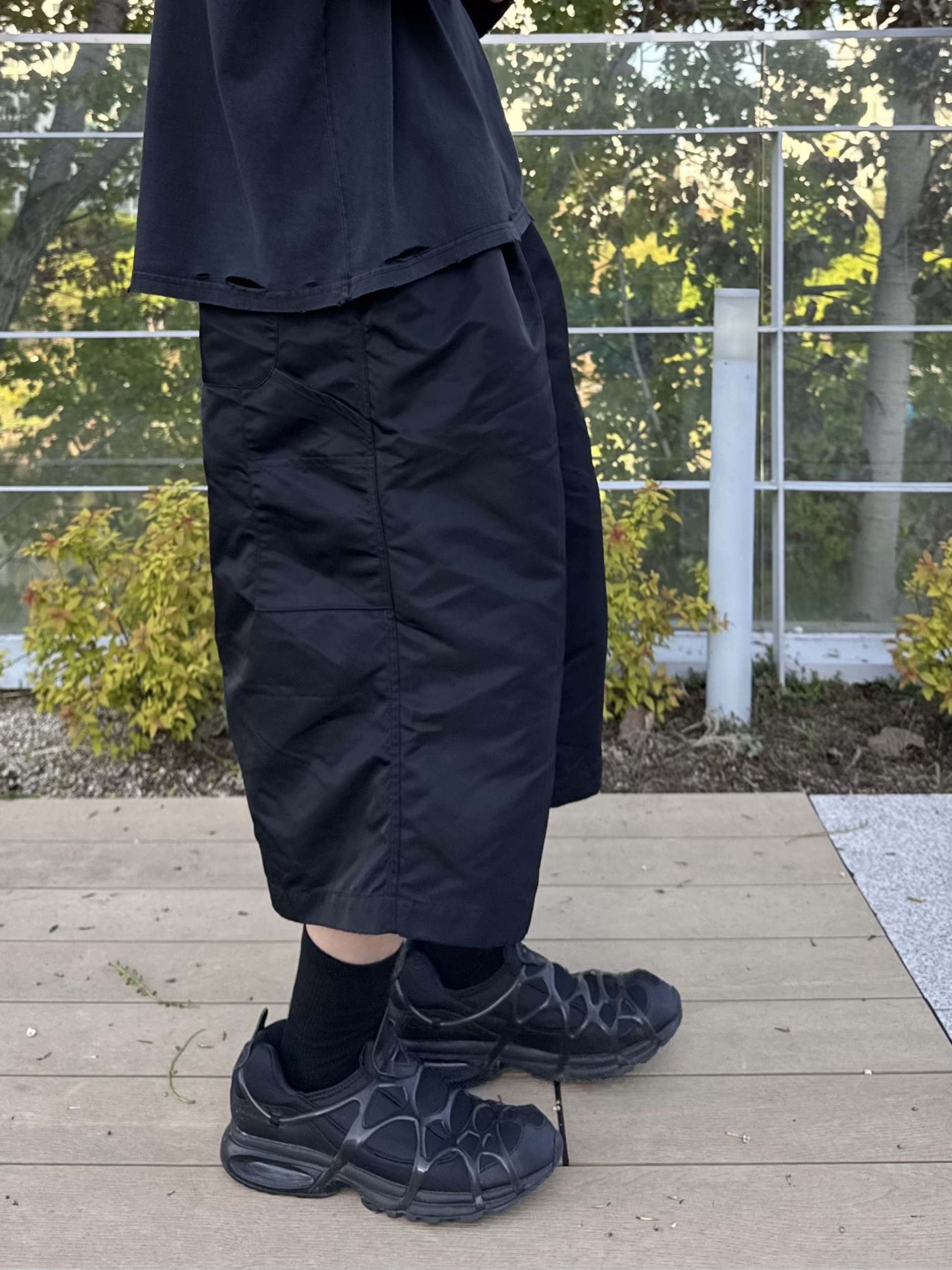 Post Archive Faction (Paf) x Joopiter Baseball Cap Black, MJD x Koin Seoul Two Tuck Re-Nylon Wide Carpenter Bermuda Pants Black 착용 스타일 - 2