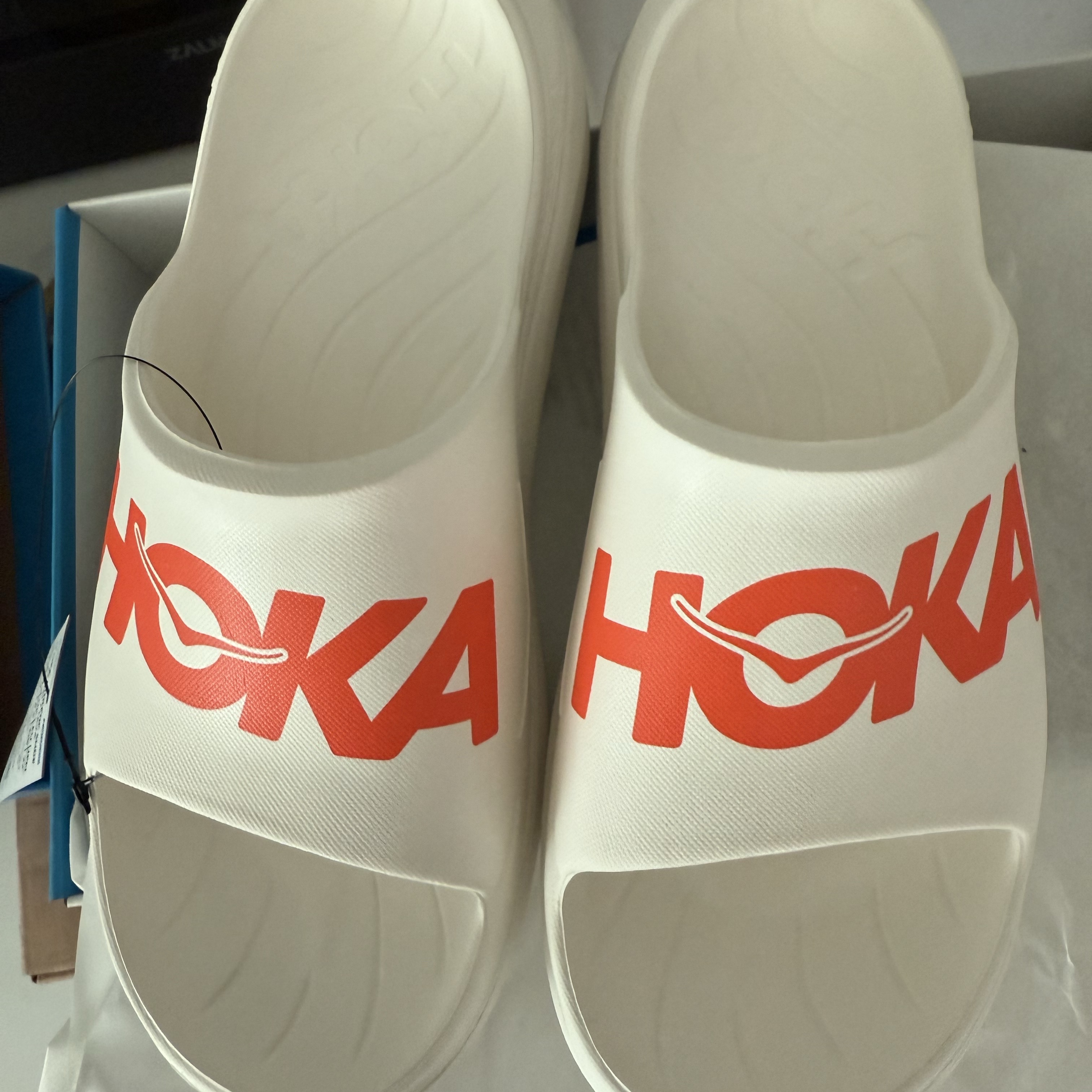 Hoka Ora Athletic Slide Frost Lava 착용 스타일 - 1