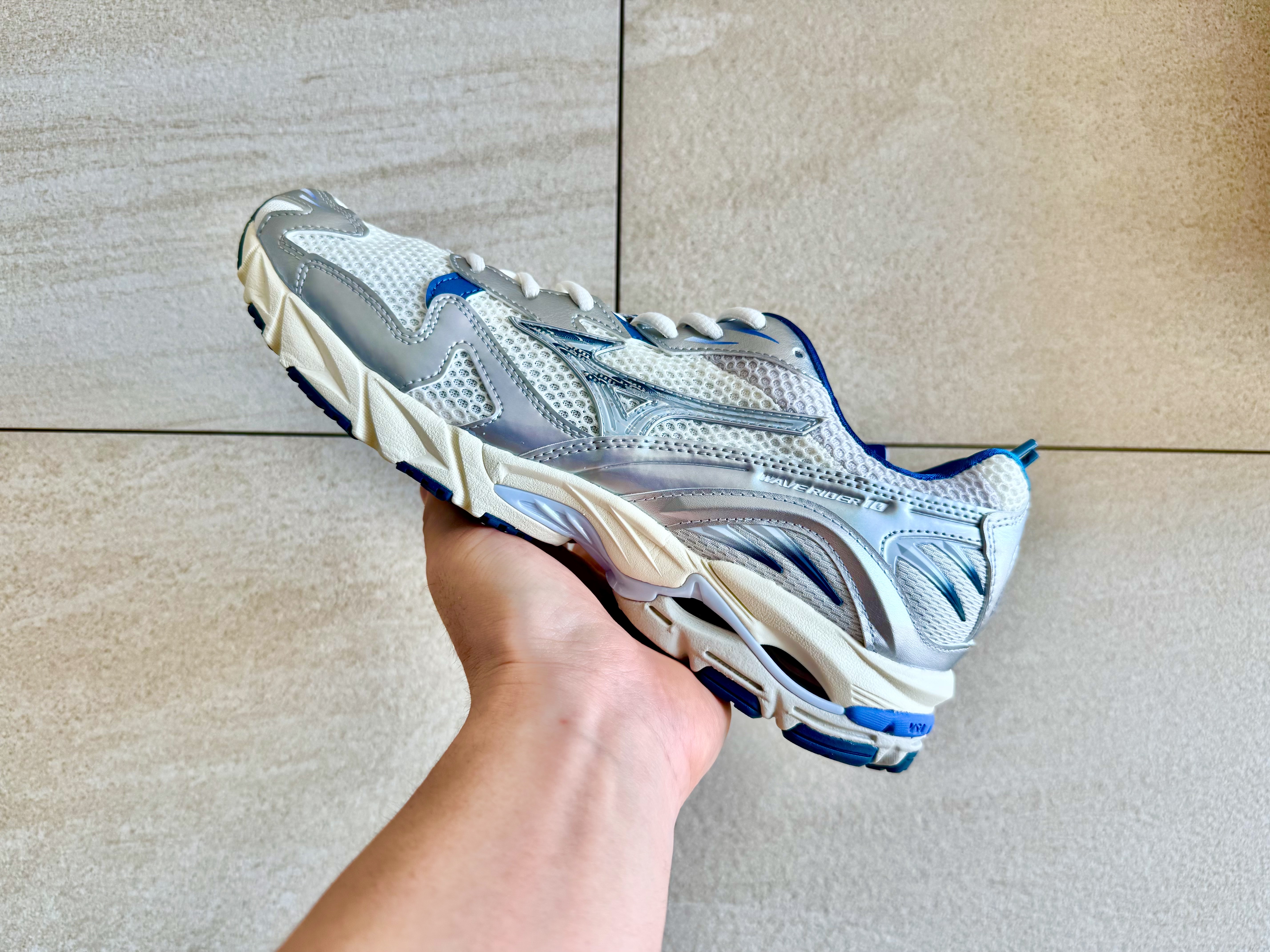 Mizuno Wave Rider 10 Arctic Ice Arctic Ice Snow White 착용 스타일