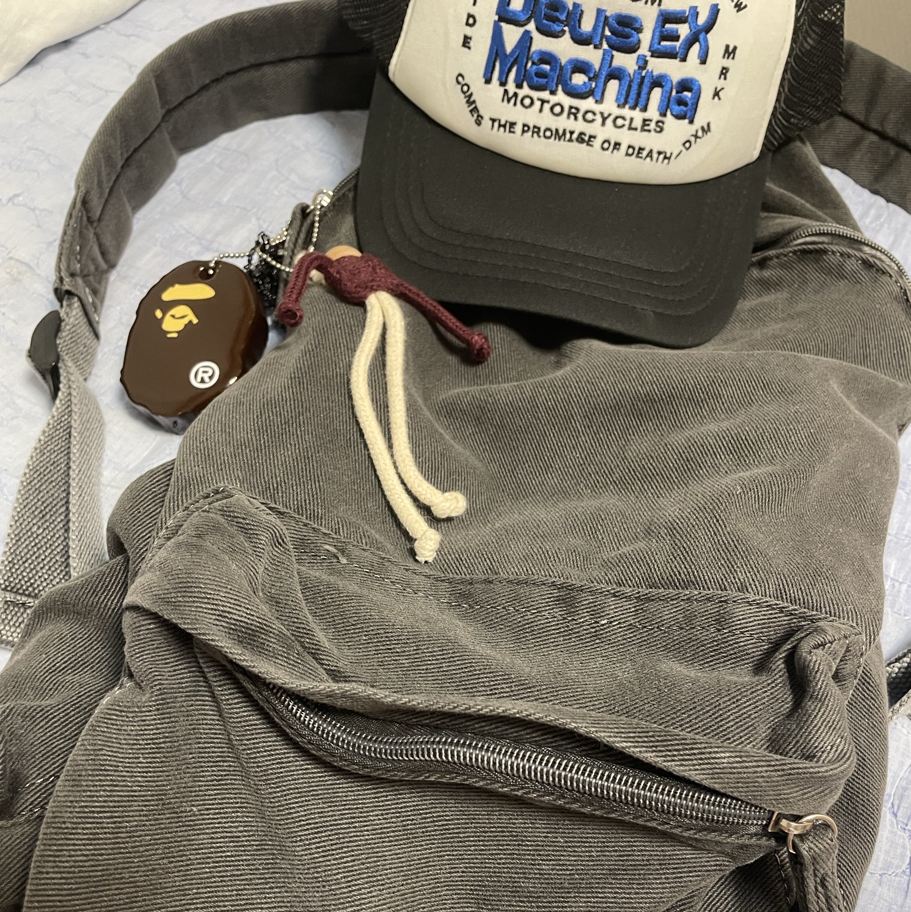 Suade Washed Backpack Charcoal Gray, BAPE Ape Head Keychain (Synthetic Rubber) 착용 스타일