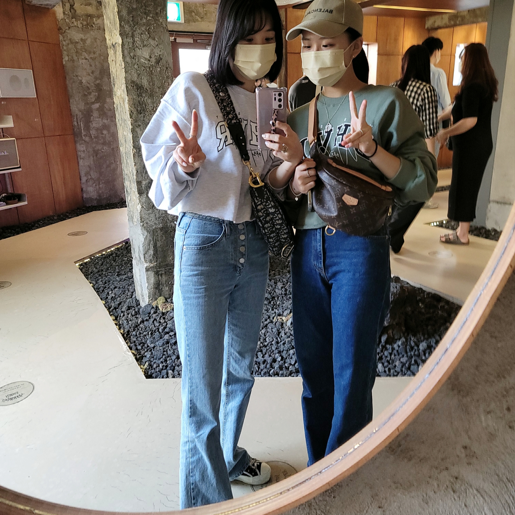 Dior Saddle Bag Blue Dior Oblique Jacquard, Louis Vuitton Bumbag Monogram 착용 스타일