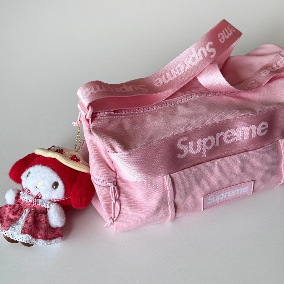 Supreme Utility Bag Light Pink - 25SS, Sanrio My Melody Akamelo Mascot Holder 착용 스타일 - 1