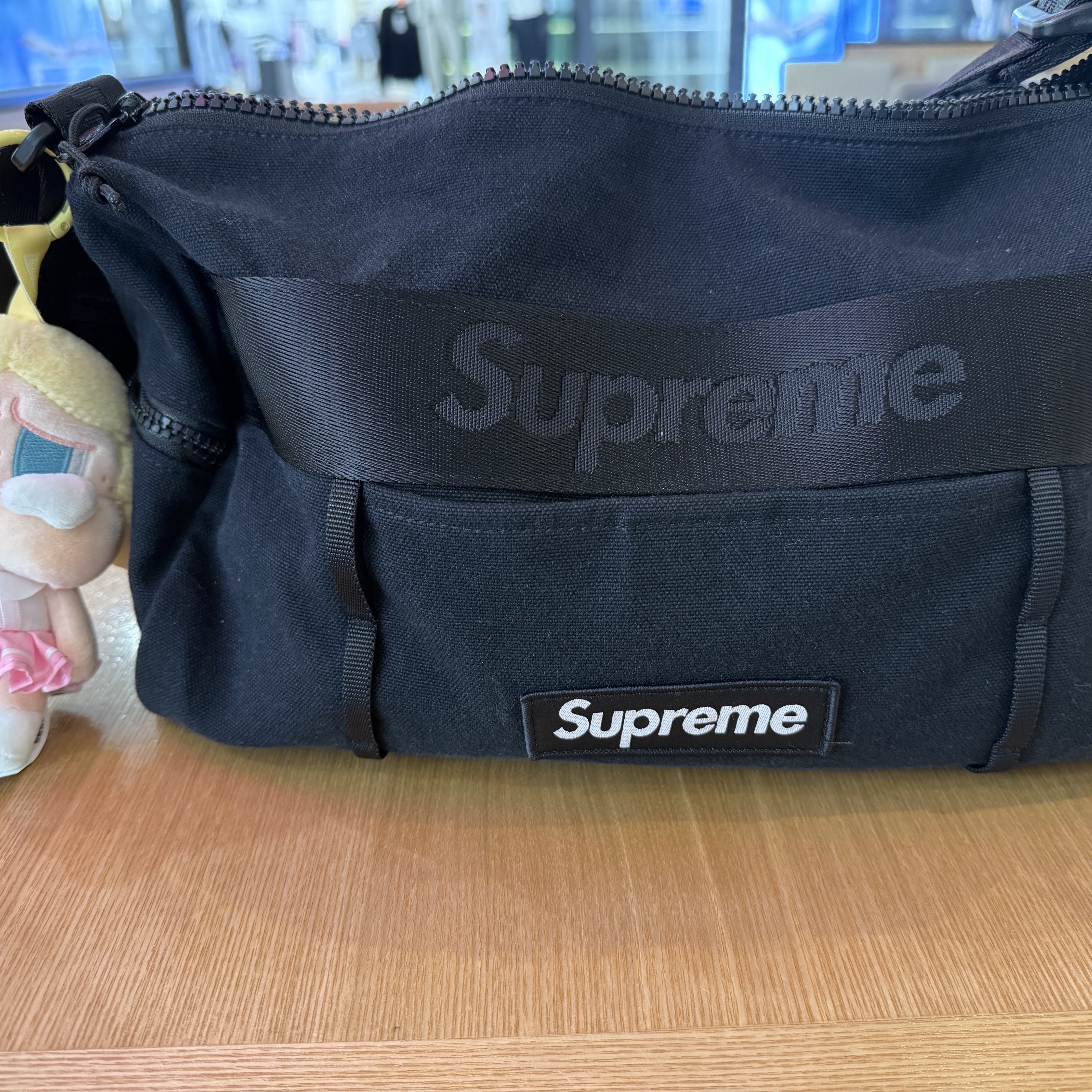 Supreme Utility Bag Black - 25SS 착용 스타일