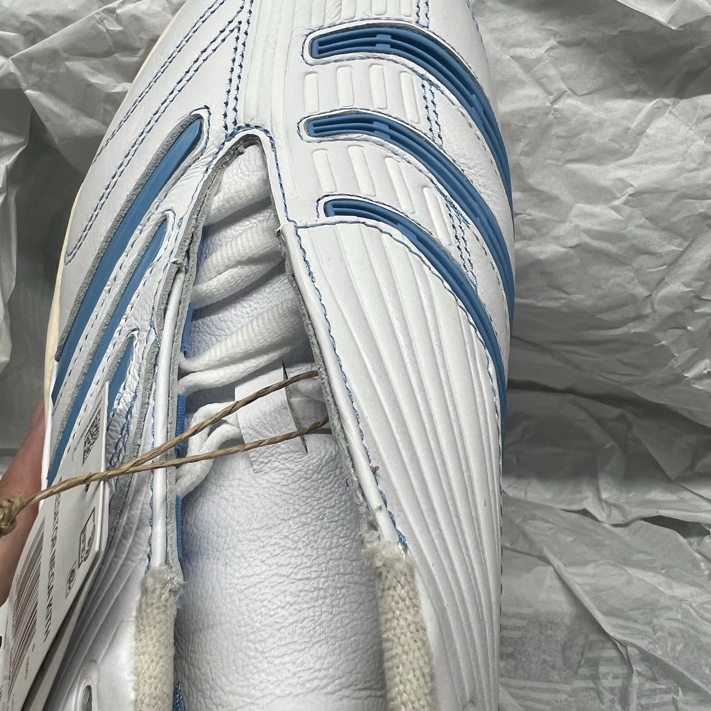 Adidas x Kith Predator 2002 IC White Black, Adidas x Kith Predator Mania Cleats White Vivid Red 착용 스타일 - 3