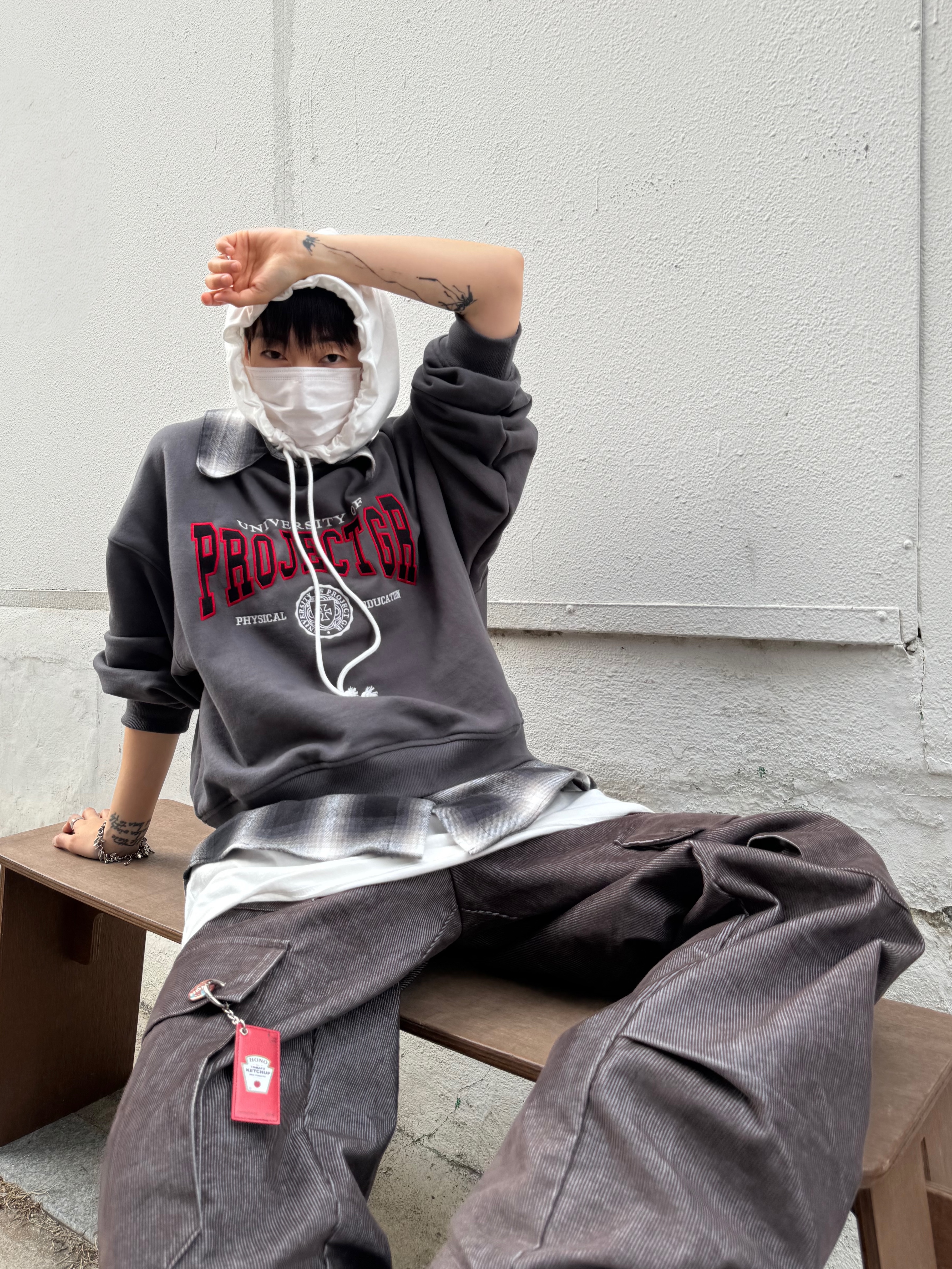 Hono Report Object Keyring Tomato Ketchup, Hono Report Big Pocket Cargo Pants Brown 착용 스타일 - 2