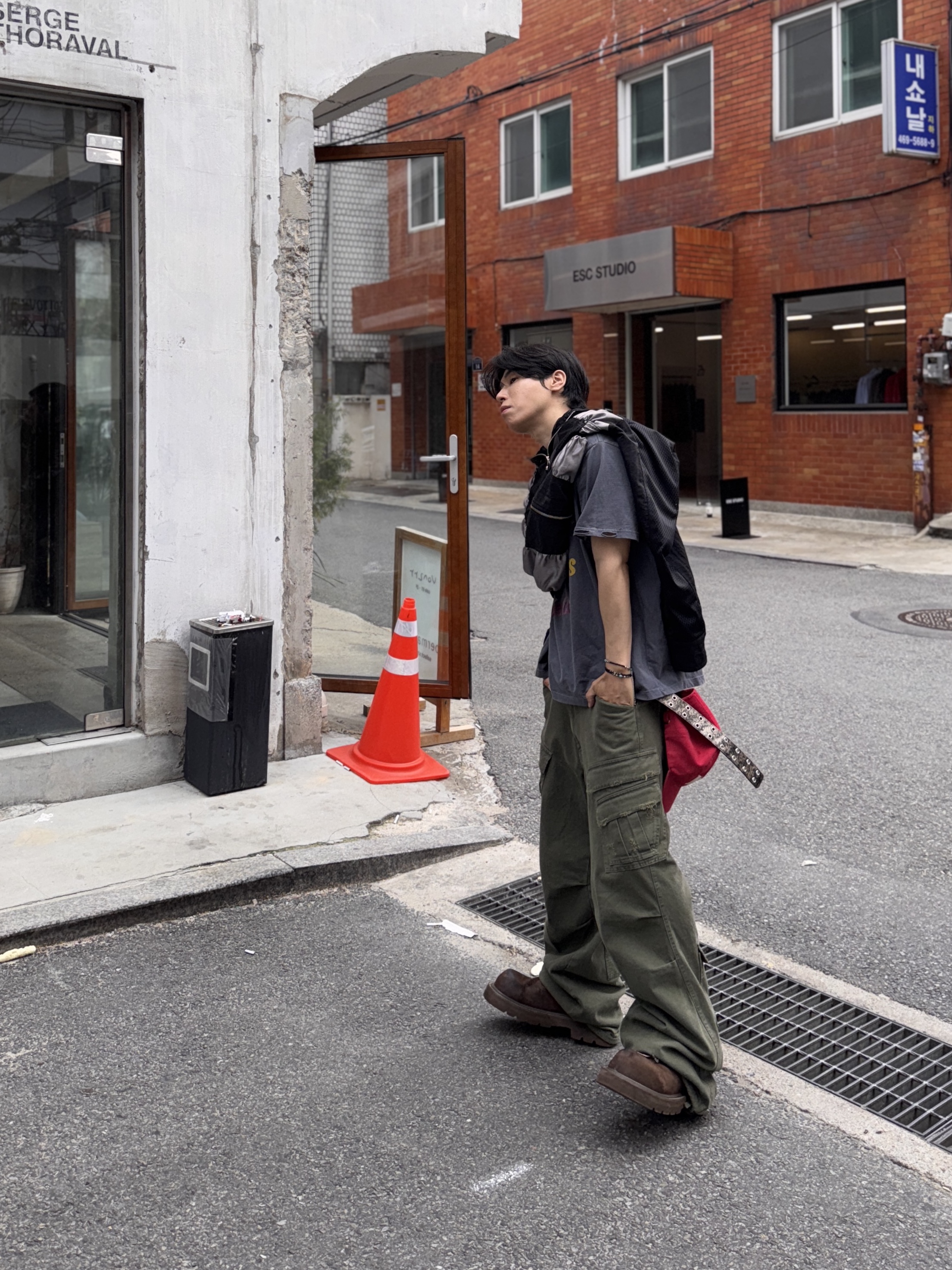 Nonnod Double Pocket Cargo Pants Vintage Khaki, MJD x Kamien Double Hole Belt Oak Brown 착용 스타일 - 2