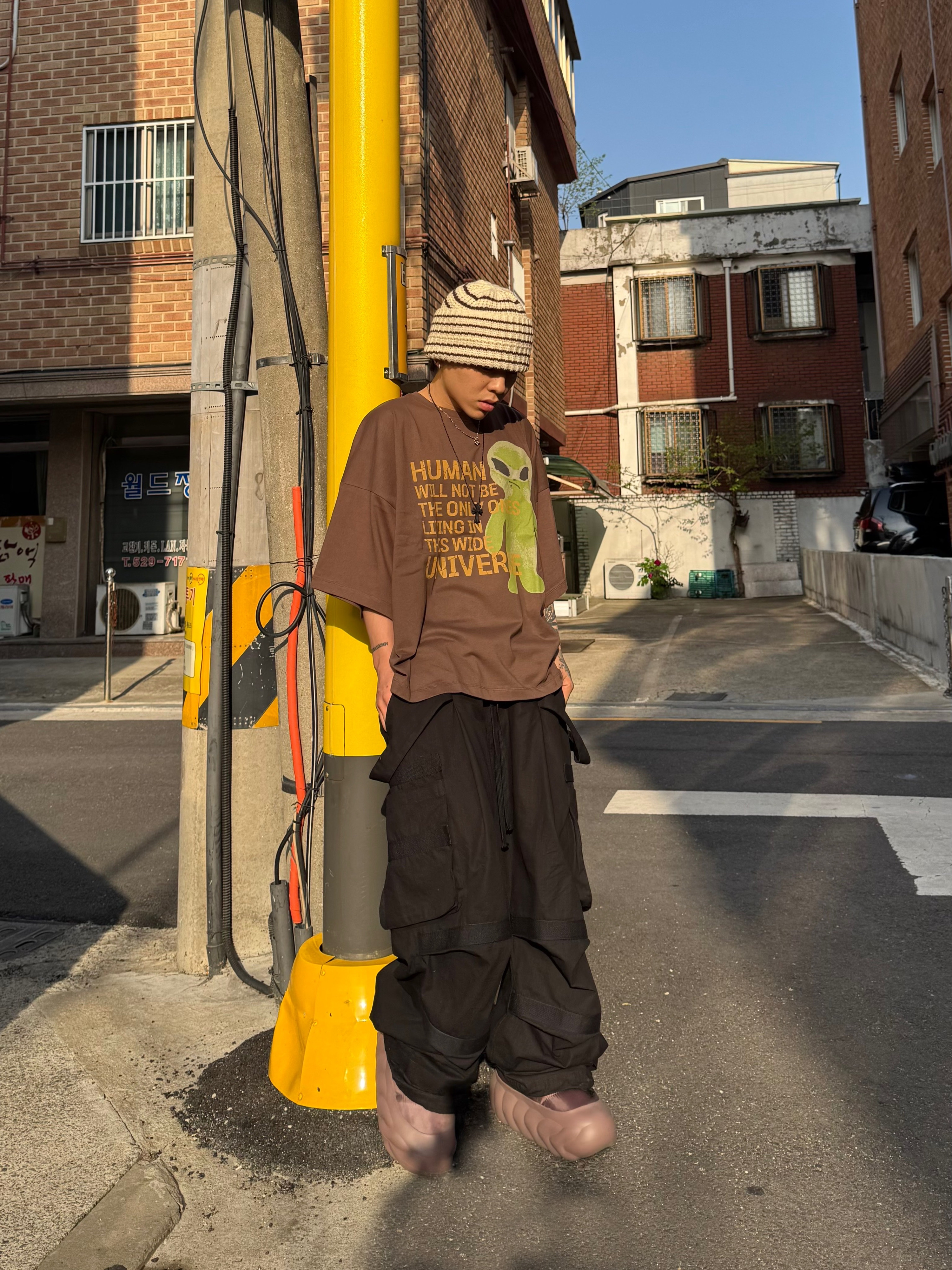 Wapworks Hard Knocks Cargo Pants Gas, Crocs Overpuff Shorty Truffle 착용 스타일 - 6