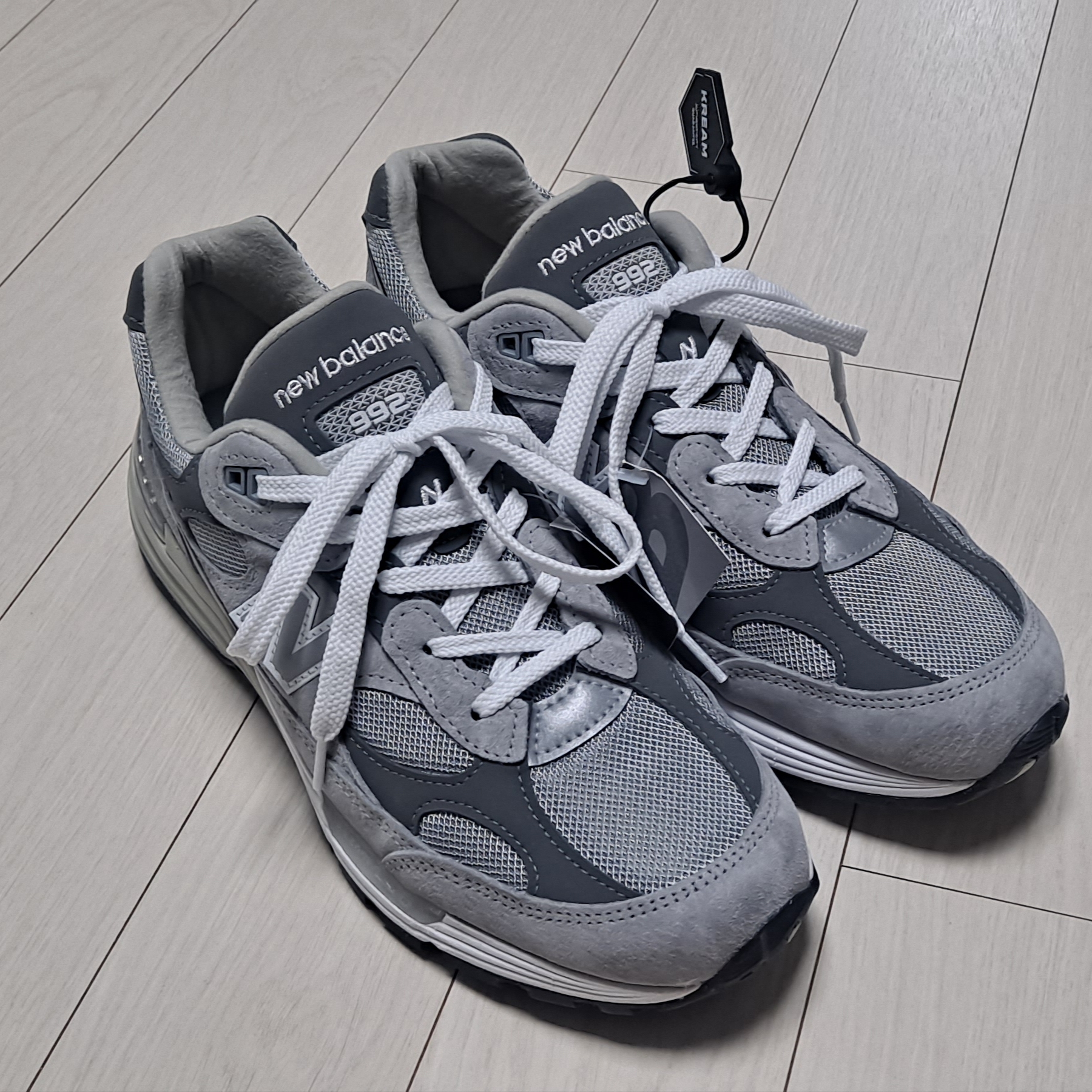 New Balance 992 Made in USA Core Grey Silver Metallic 착용 스타일 - 2