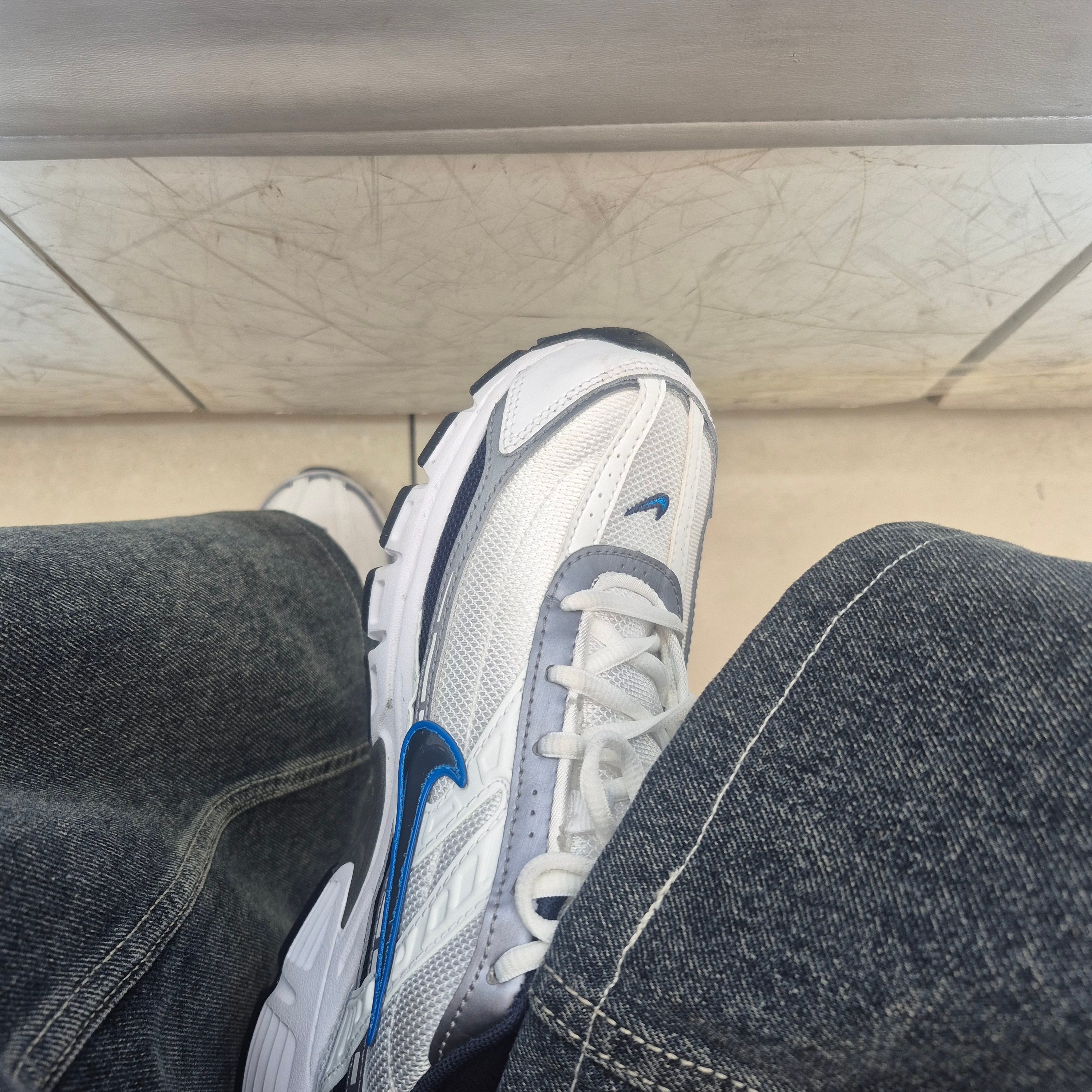 Nike Initiator White Obsidian Metallic Cool Grey 착용 스타일