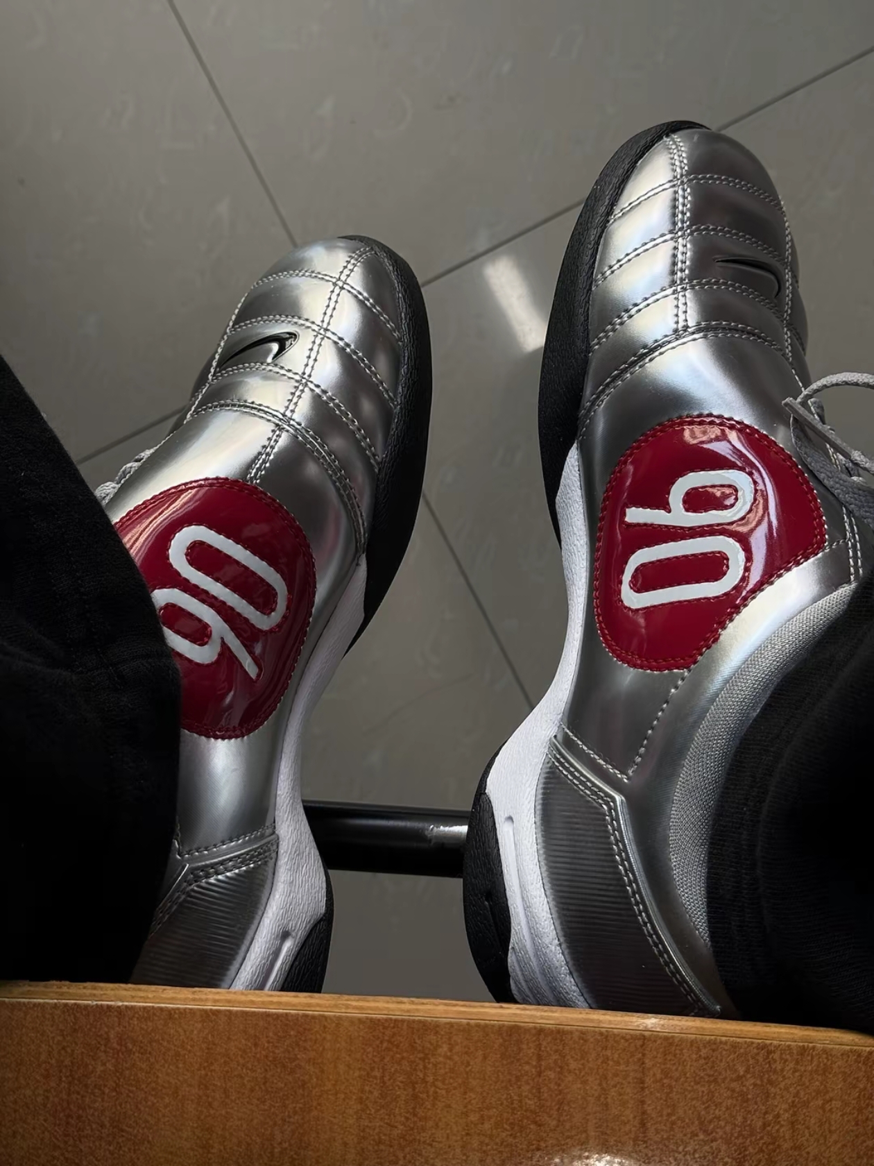 Nike Total 90 III SP Metallic Silver and Black 착용 스타일