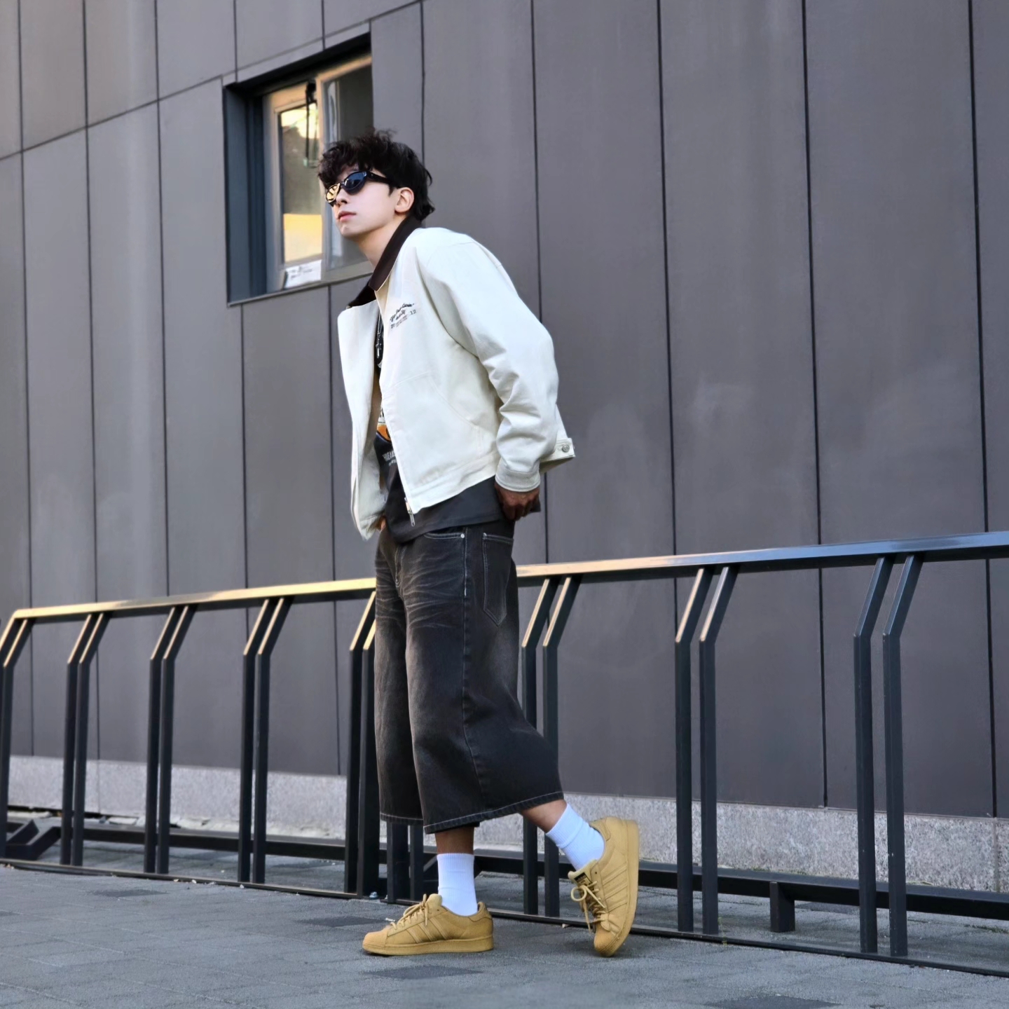 Adidas Superstar Golden Beige 착용 스타일 - 5