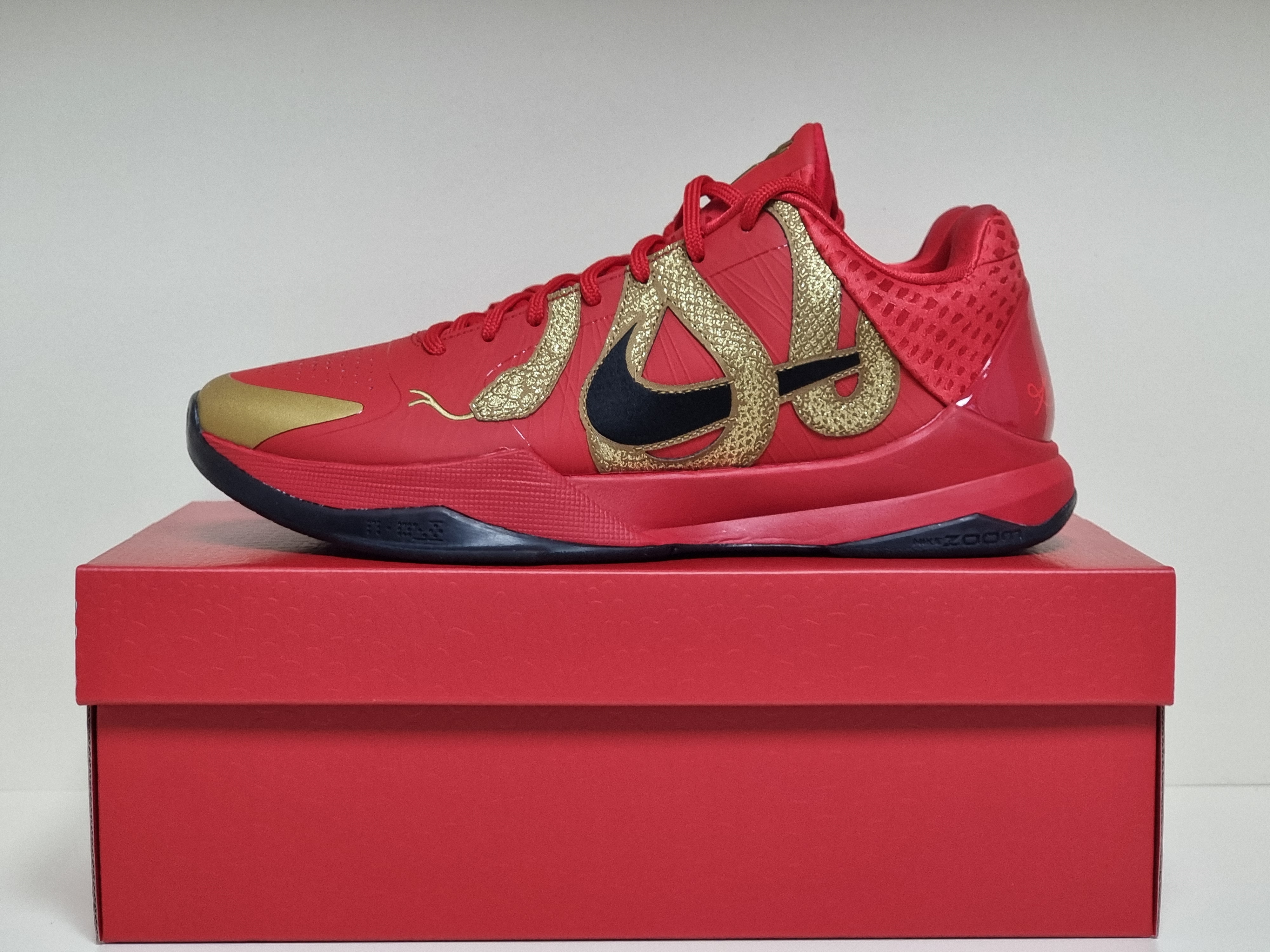 Nike Kobe 5 Protro Year of the Mamba University Red 착용 스타일 - 2