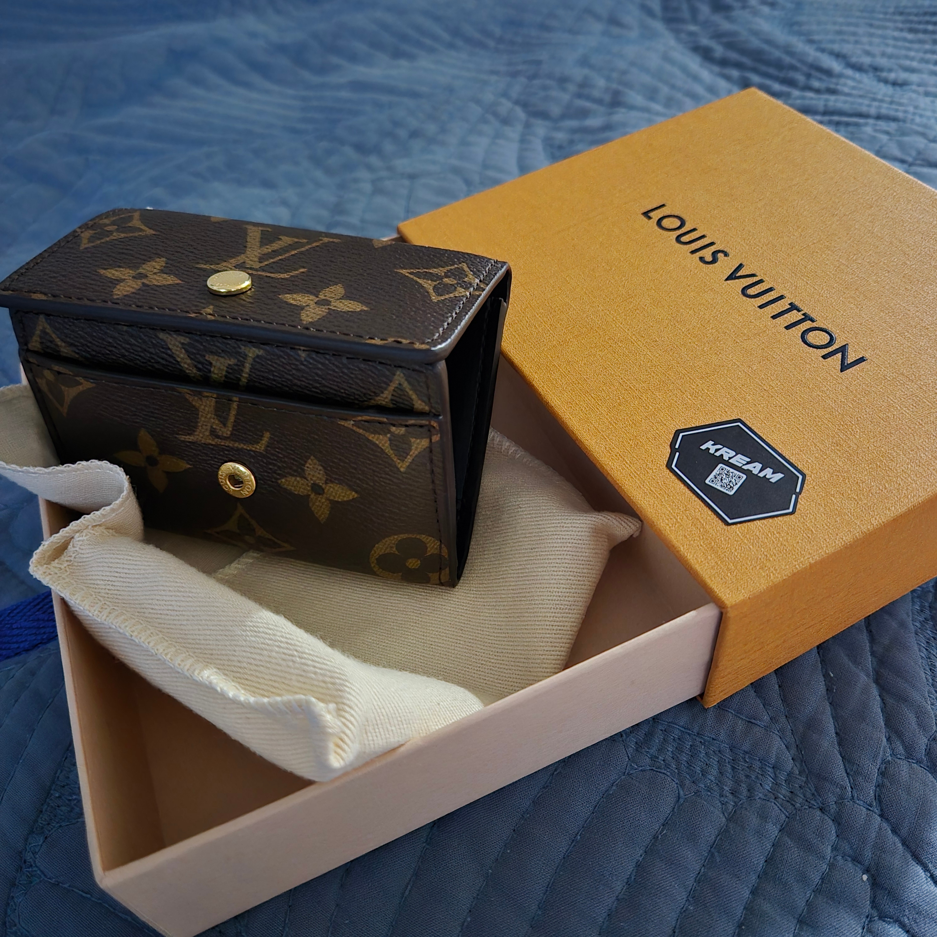Louis Vuitton Micro Wallet Monogram 착용 스타일