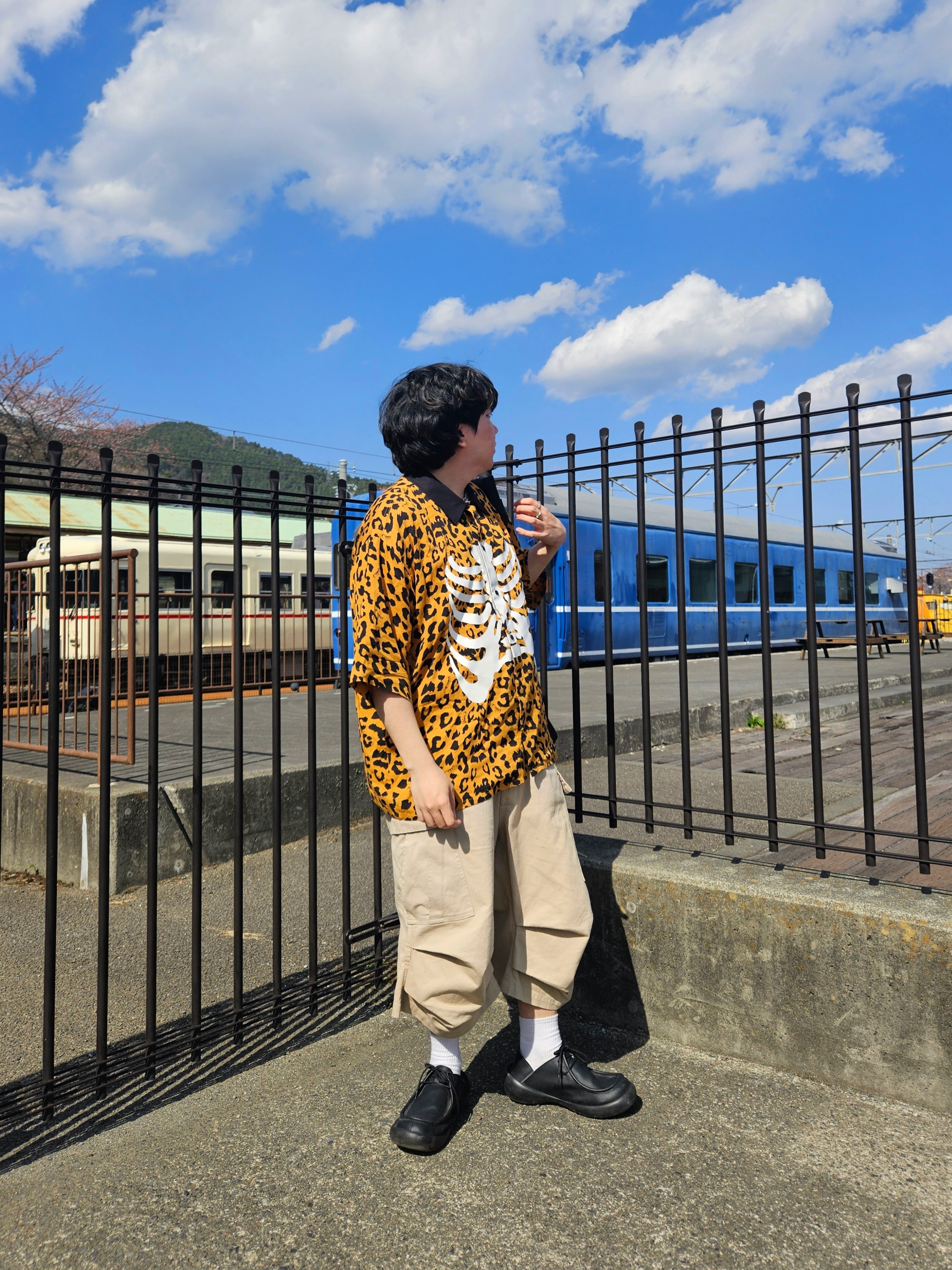 Vans x Mark SBTG Skelleton Short Sleeve Shirt Brown 착용 스타일