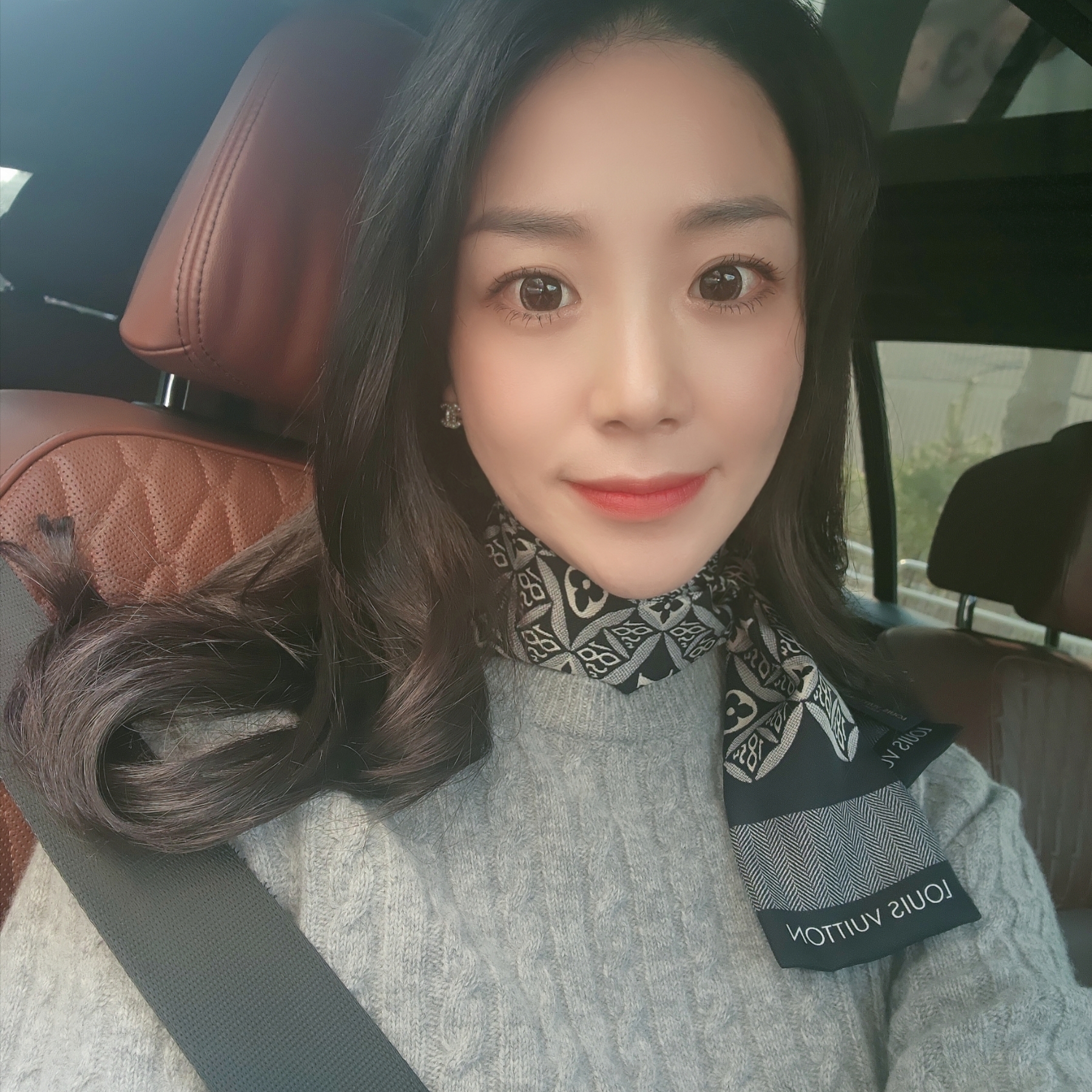 (W) Louis Vuitton Since 1854 Bandeau Grey 착용 스타일