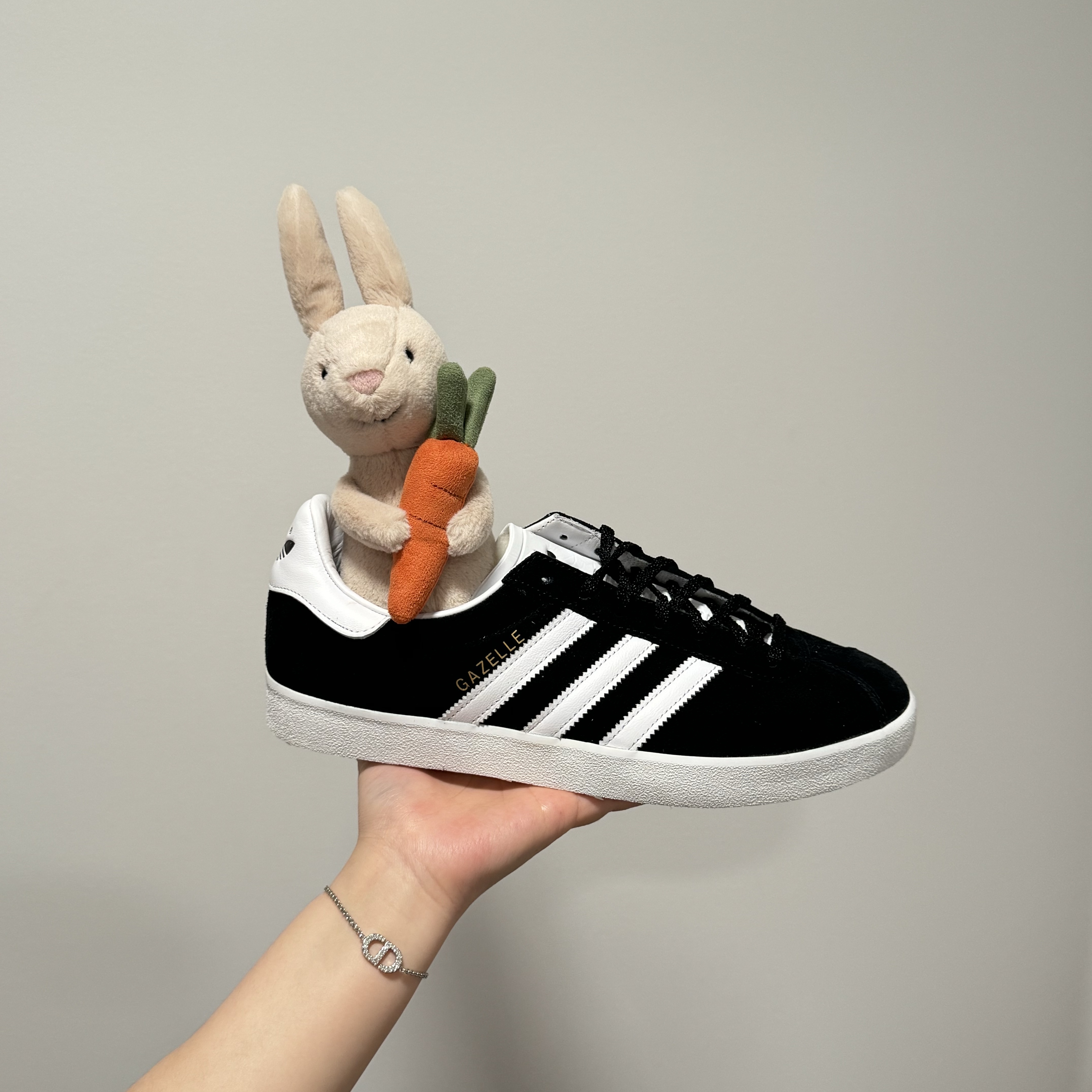 Adidas Gazelle 85 Black White Gold 착용 스타일