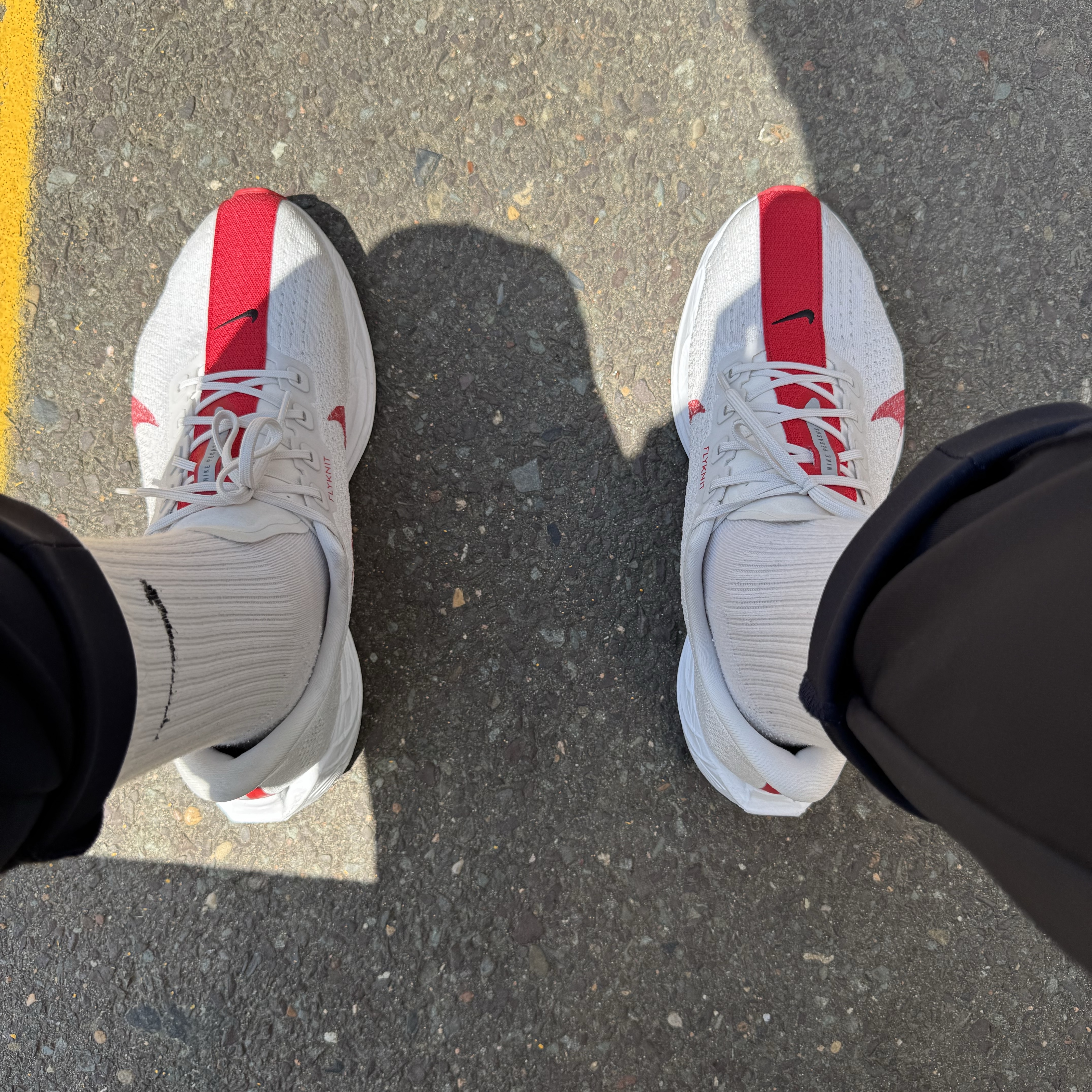 Nike Pegasus Plus Platinum Tint University Red, Nike Everyday Lightweight Training Ankle Socks White Black (3 Pack/Korean Ver.) 착용 스타일