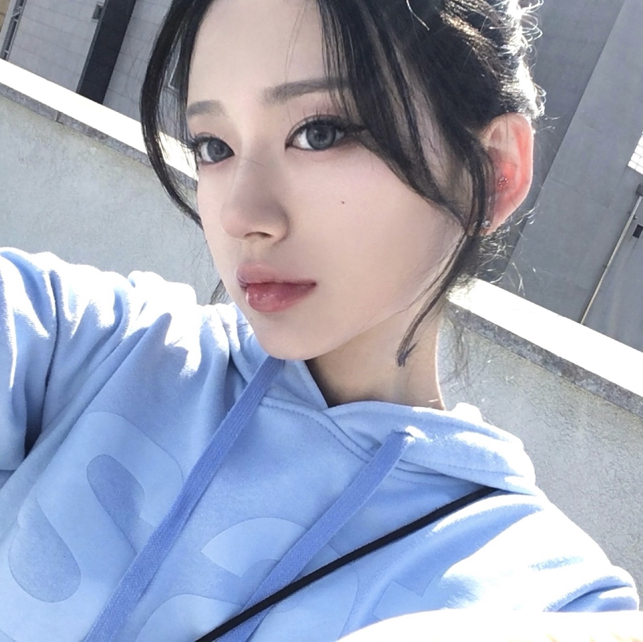 [KREAM 단독] Safarispot Women 1/2 Basic Safari Hoodie Sky 착용 스타일 - 3