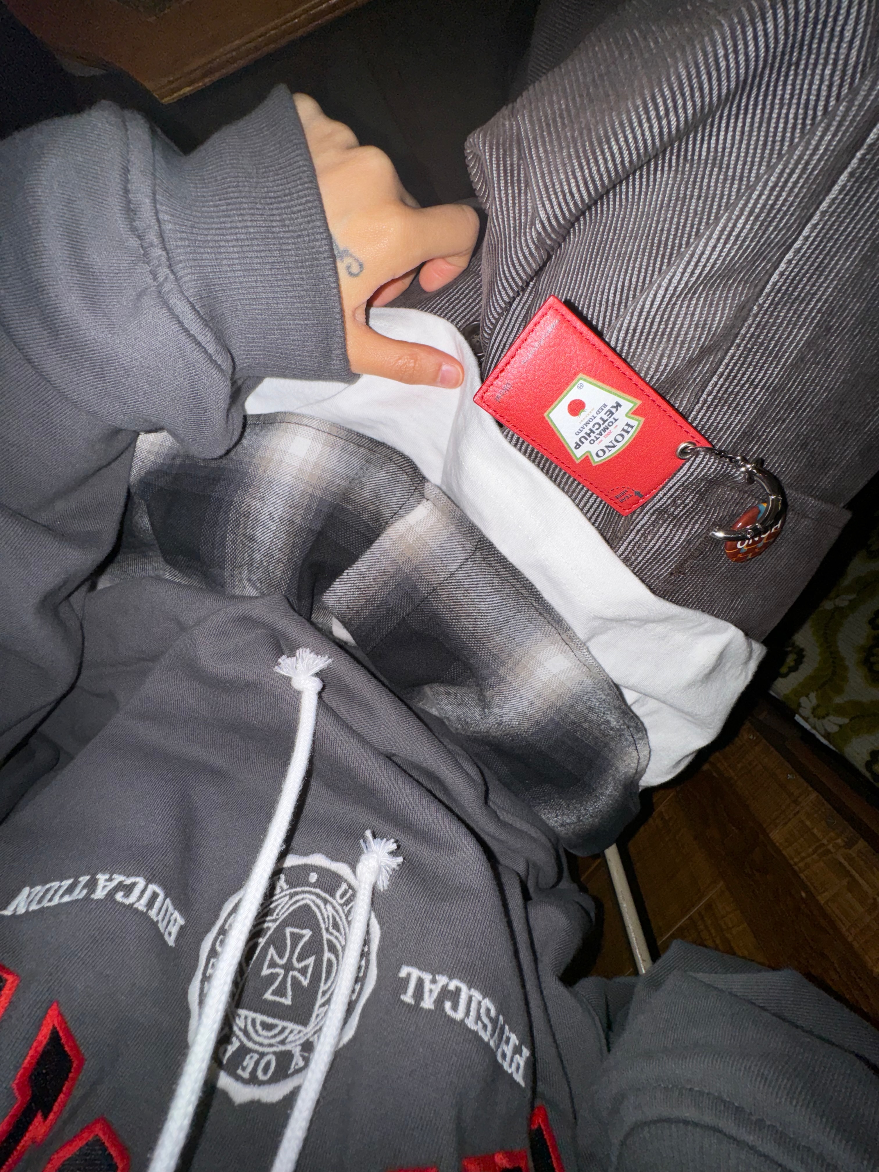 Hono Report Object Keyring Tomato Ketchup, Hono Report Big Pocket Cargo Pants Brown 착용 스타일 - 1