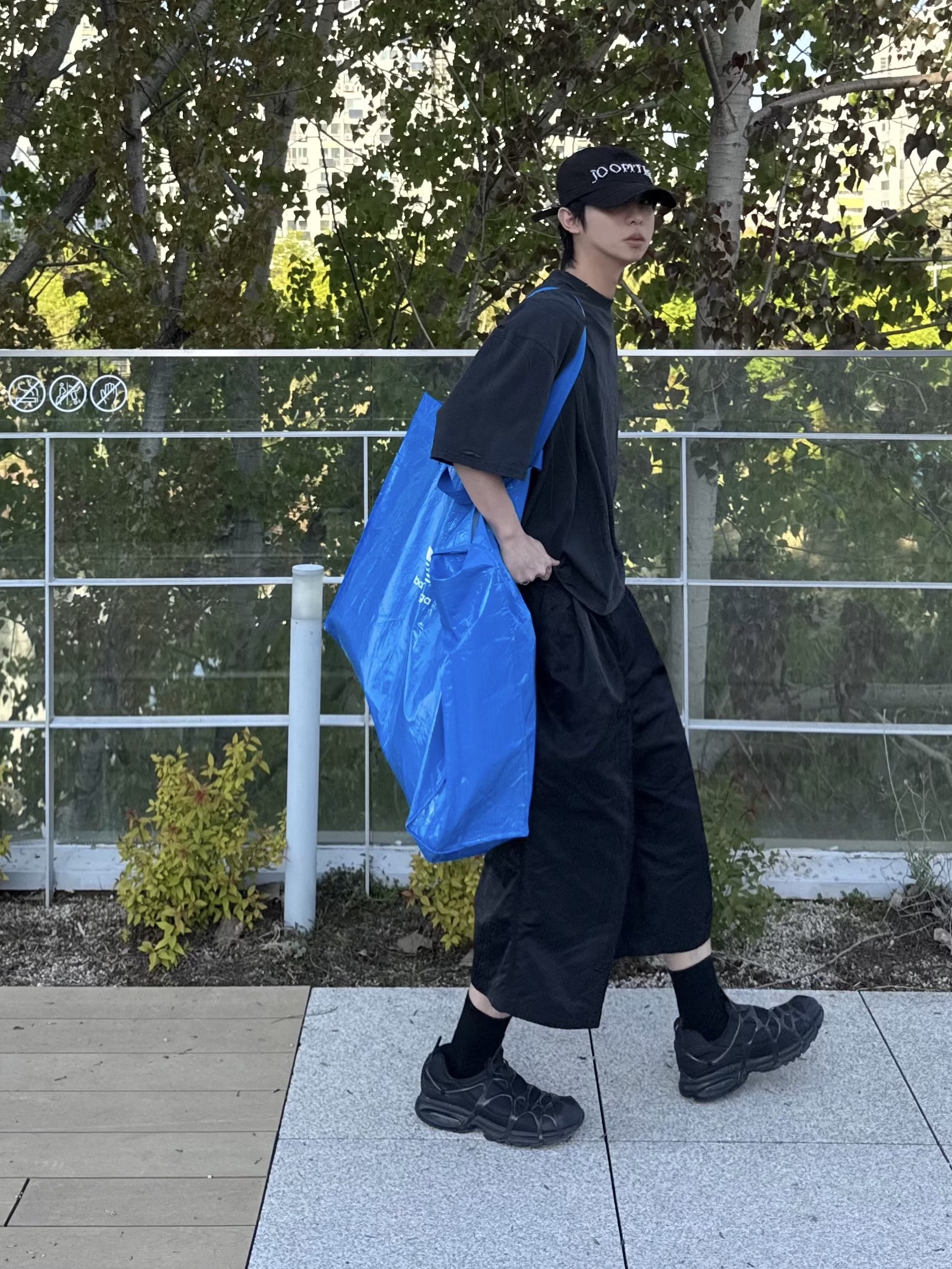 Post Archive Faction (Paf) x Joopiter Baseball Cap Black, MJD x Koin Seoul Two Tuck Re-Nylon Wide Carpenter Bermuda Pants Black 착용 스타일 - 1