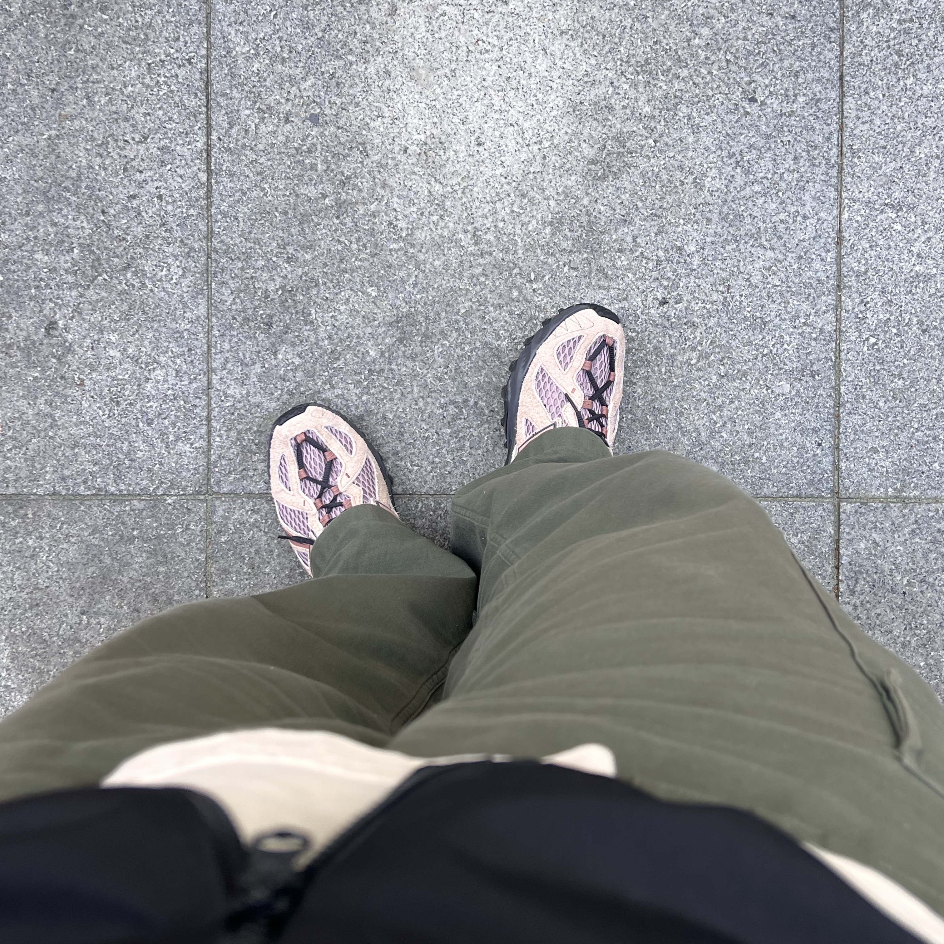 New Balance ML610 Flat Taupe Ice Wine 착용 스타일