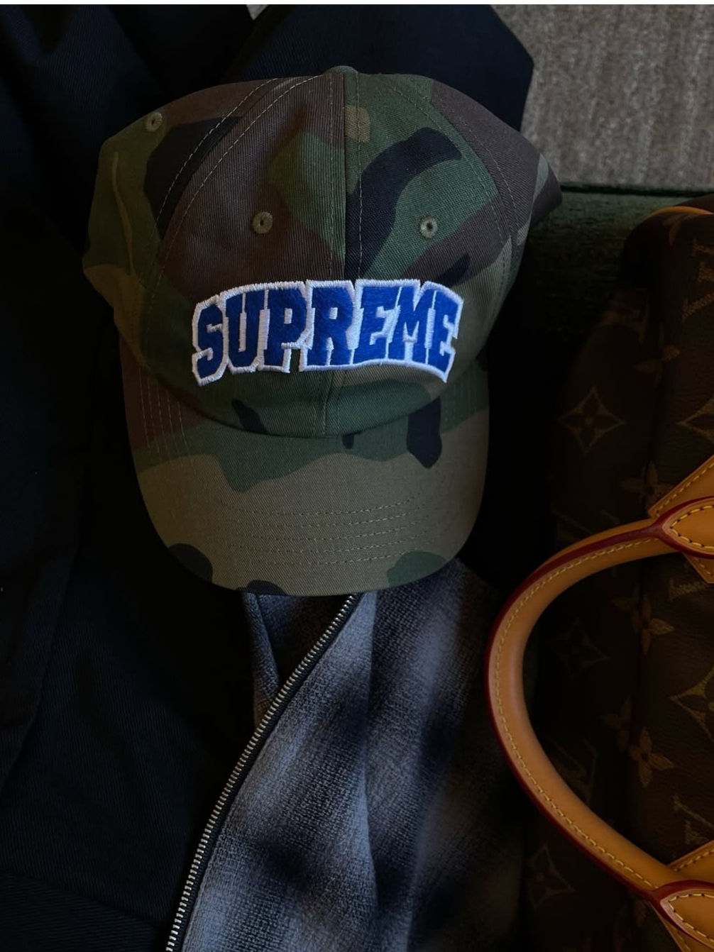 Supreme Felt Arc 6-Panel Woodland Camo - 24FW, Supreme Washed Chino Twill Camp Cap Realtree Hardwoods Camo - 25SS 착용 스타일