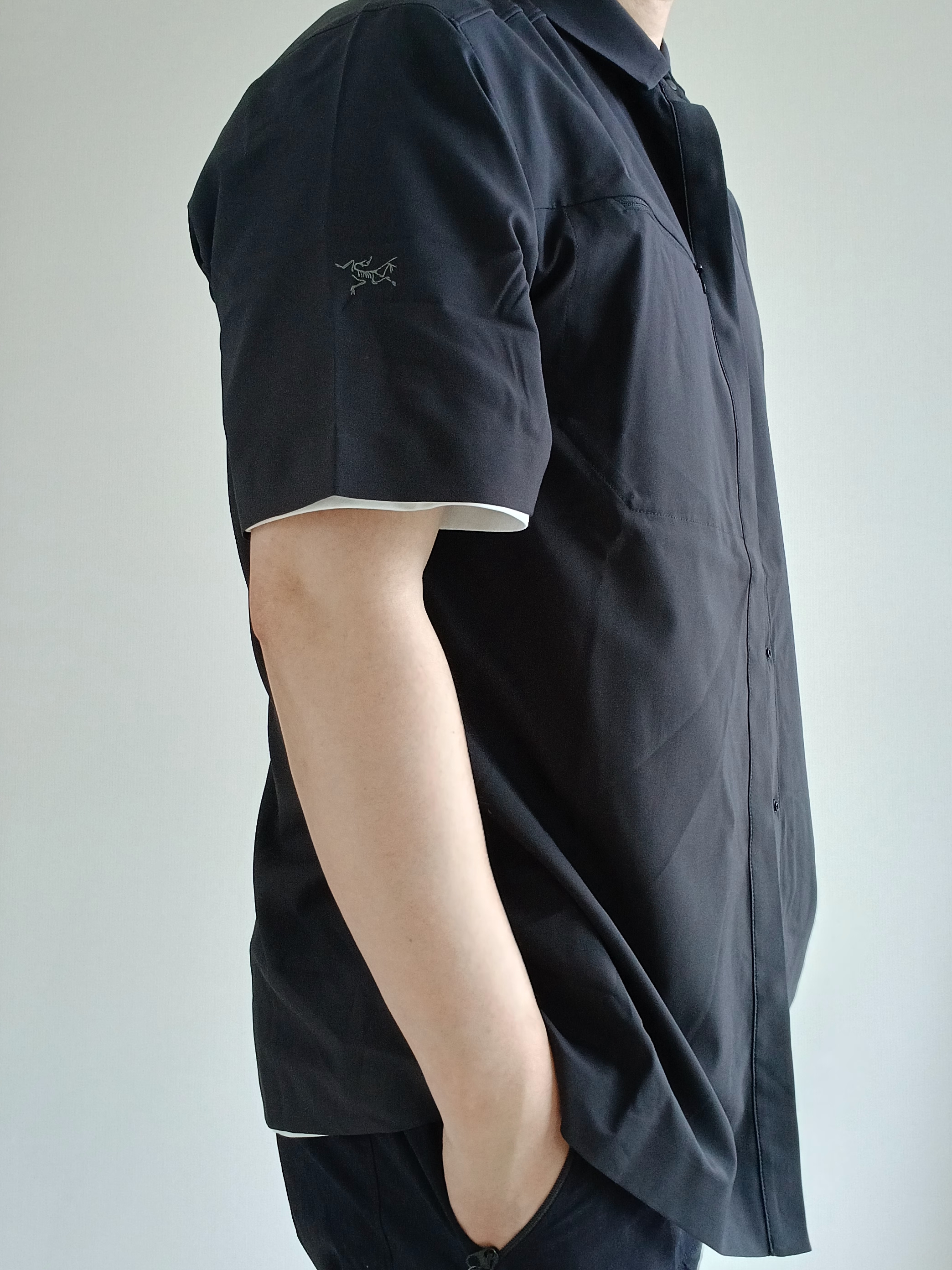 Nike ACG Trail Cap Black, Arc'teryx Kragg SL Cotton Bird Word SS T-Shirt White Light Black 착용 스타일 - 6