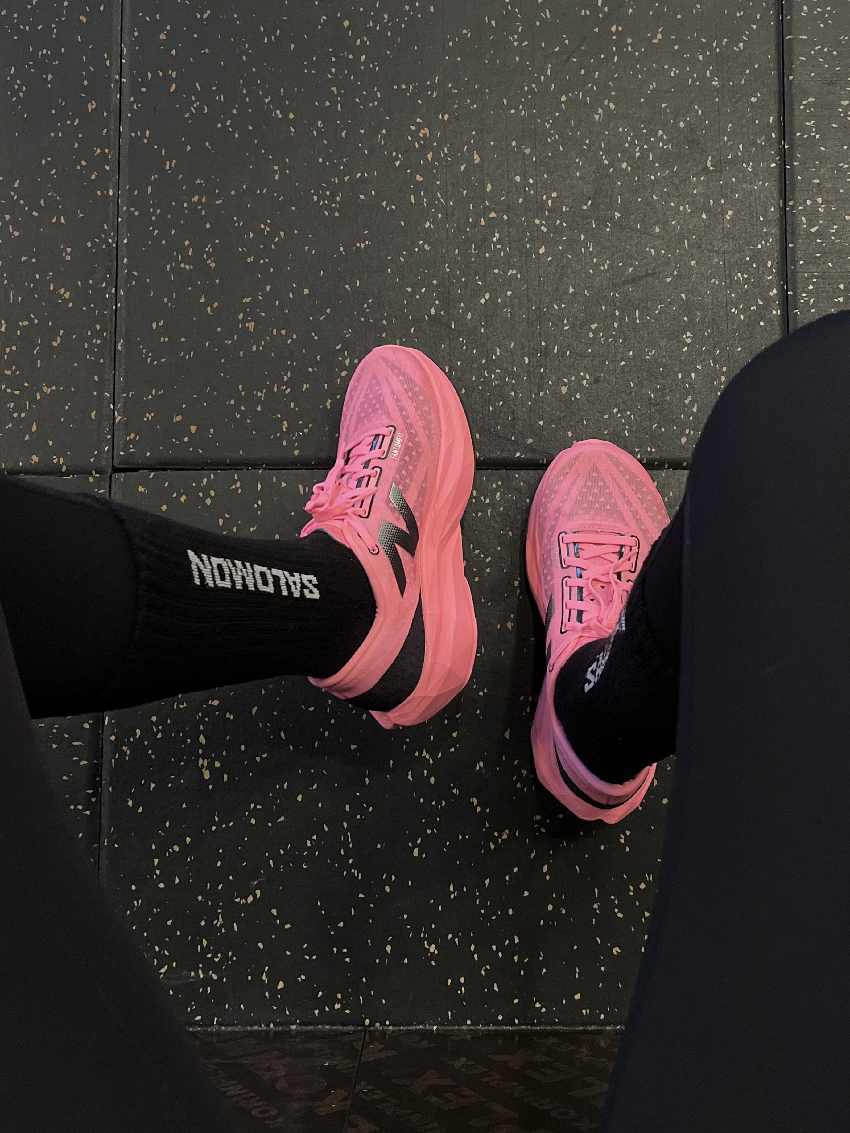 (W) New Balance FuelCell Rebel v4 Ultra Pink Black - D Wide, (W) New Balance FuelCell Rebel v4 Ultra Pink Black - B Standard 착용 스타일