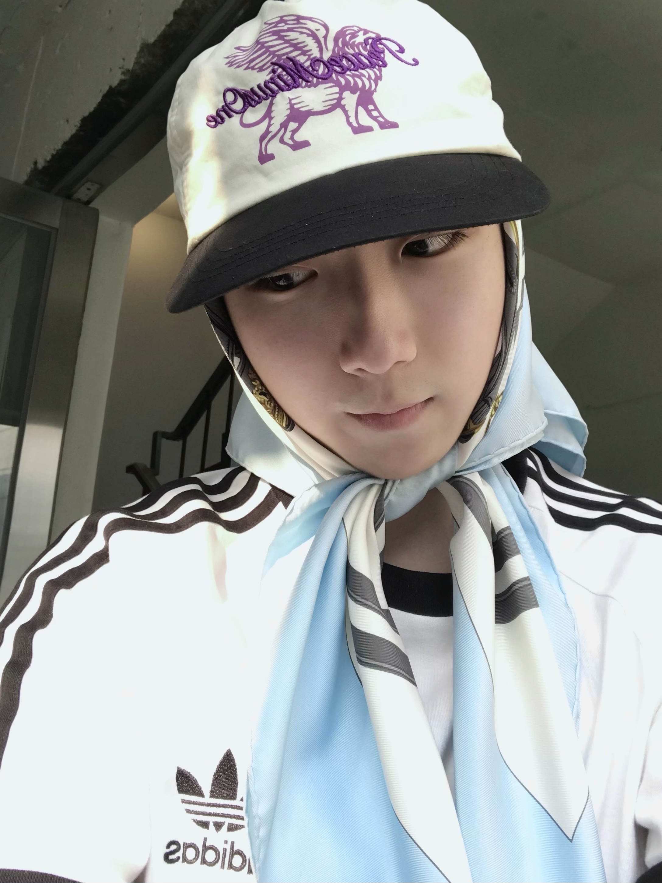 Peaceminusone x Joopiter Five-Panel Baseball Cap White Purple 착용 스타일 - 2