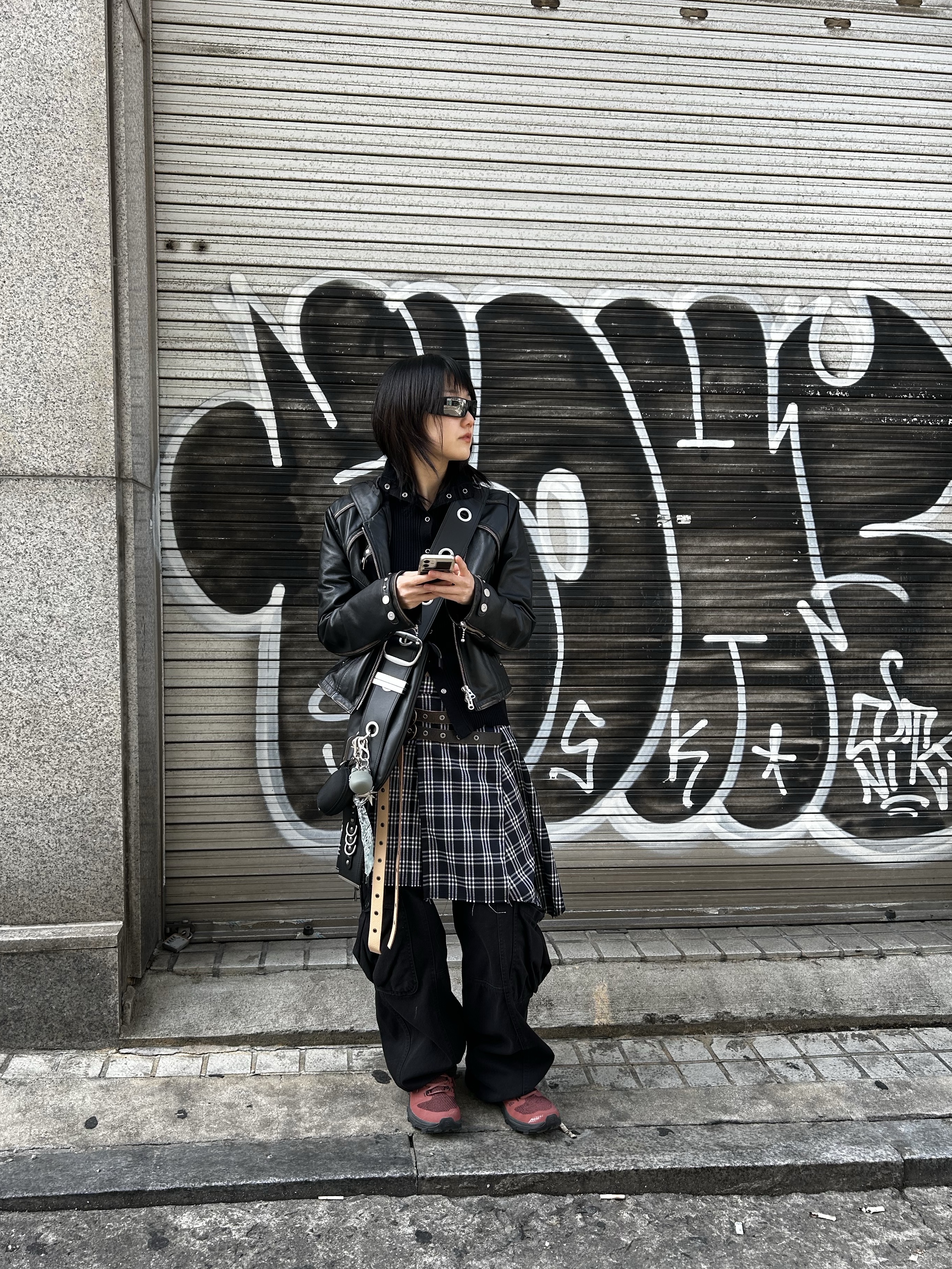 Vacant Archive Bella Wide Strap Hobo Bag Black, Vacant Archive Caesars Buckle Lap Skirt Navy 착용 스타일 - 2